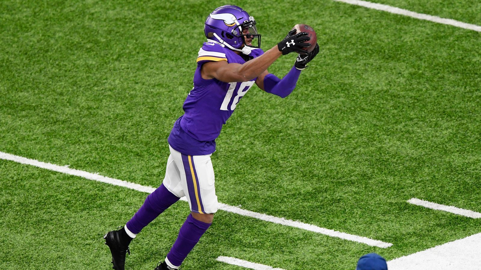 
                <strong>Meisten Receiving Yards für einen Rookie der Minnesota Vikings</strong><br>
                Jefferson kann auch noch einen Franchise-Rekord einstellen. Nachdem er bereits die meisten Catches für einen Rookie der Minnesota Vikings aufgestellt hat, könnte er auch noch die meisten Receiving Yards in einer Saison für einen Rookie der Franchise schaffen. Aktuell fehlen ihm noch 47 Yards, um den Rekord von NFL- und Vikings-Legende Randy Moss, dem 1.313 Yards gelangen, zu brechen.
              