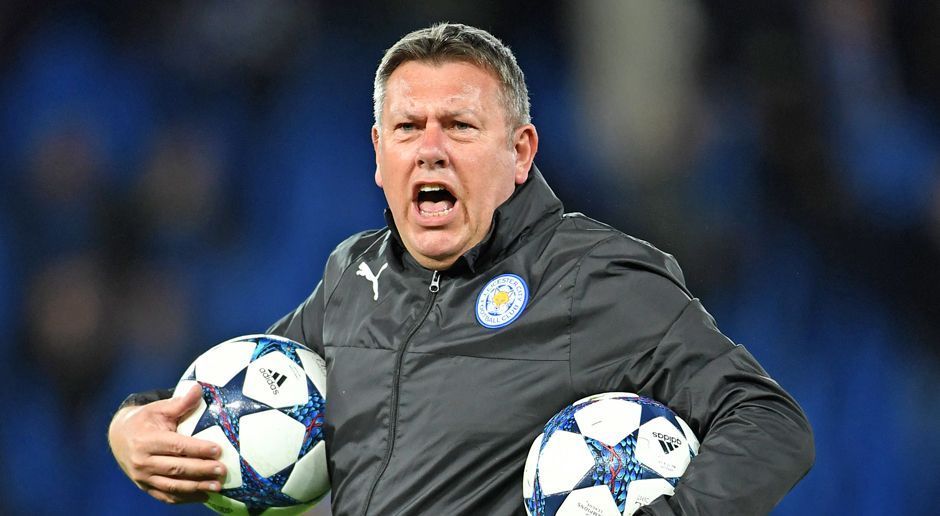 
                <strong>Trainer: Craig Shakespeare (Leicester City)</strong><br>
                Craig Shakespeare trainiert bei Leicester City Jamie Vardy, Wes Morgan und Co. Dabei würden zum Namensvetter des berühmten englischen Dramatikers William andere Spieler doch so viel besser passen. ran.de präsentiert Shakespeares Top-Elf der Dichter und Denker, die natürlich nicht auf normalem Rasen trainiert, sondern auf Grass ...
              