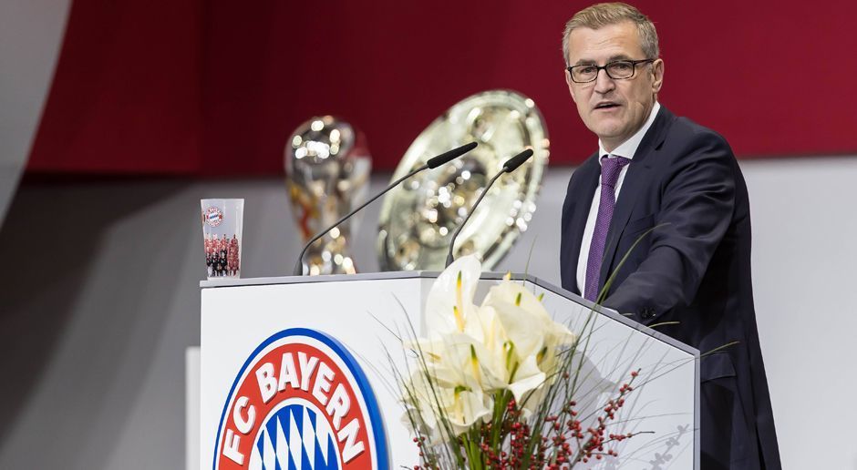 
                <strong>Design Allianz-Arena 1</strong><br>
                Auf der Jahreshauptversammlung des FC Bayern München stellte Finanzvorstand Jan-Christian Dreesen einen Entwurf für die runderneuerte Allianz-Arena im Bayern-Look. Seit dieser Saison teilt sich der Rekordmeister das Stadion nicht mehr mit dem TSV 1860 München. Der Ruf der Fans nach einem Stadion in den Vereinsfarben wird nun anscheinend endlich erhört.
              