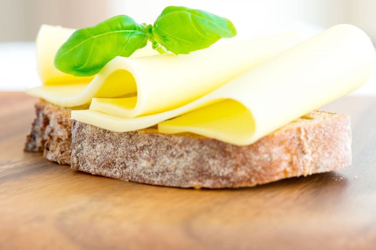 Würfelzucker auf den Scheibenkäse legen. Der Zucker bindet die Feuchtigkeit in der Packung und bremst somit Fäulnis und Schimmelbildung.