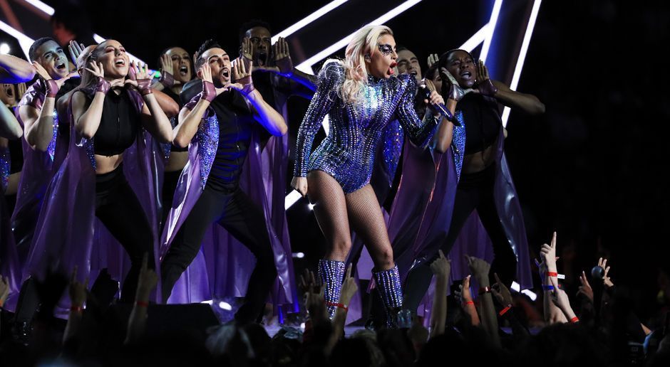 
                <strong>Super Bowl 2017: Die Halftime-Show von Lady Gaga</strong><br>
                Werden hier die "Pats" wachgerufen?
              