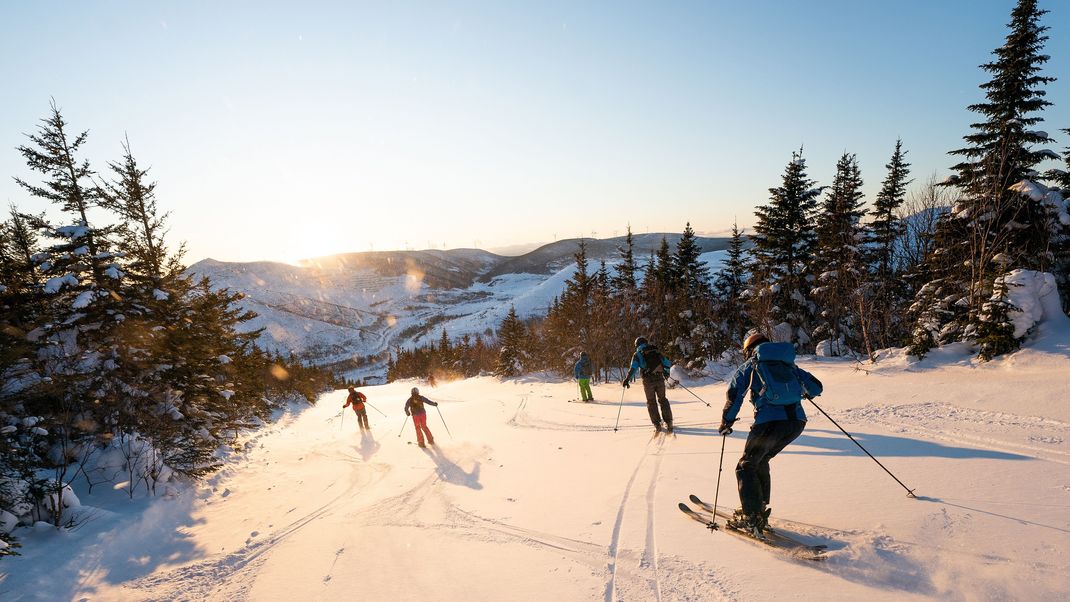 Ein Skiurlaub kombiniert Fitness, Spaß und Erholung in den verschneiten Berglandschaften.