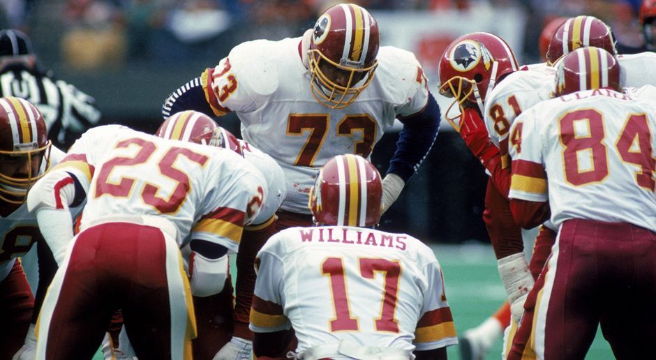 
                <strong>1988: Washington Redskins</strong><br>
                Der amtierende Super Bowl Champion Washington Redskins (42:10 gegen die Broncos) hatte 1988 die drittschlechteste Defense der NFL. Vor allem die zweite Hälfte der Regular Season war angesichts einer Bilanz von 2-6 und einer Niederlage gegen die Dallas Cowboys (am Ende 3-13) zum Vergessen.
              