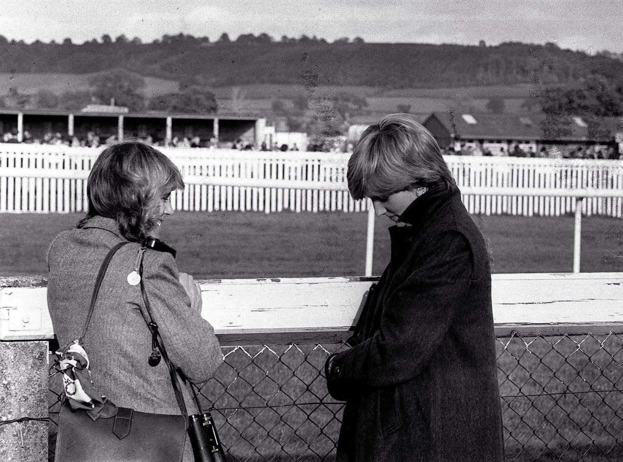 Die eine lacht, die andere leidet. Links die jetzige Königin Camilla Parker-Bowles und rechts Prinzessin Diana bei einem Pferderennen.