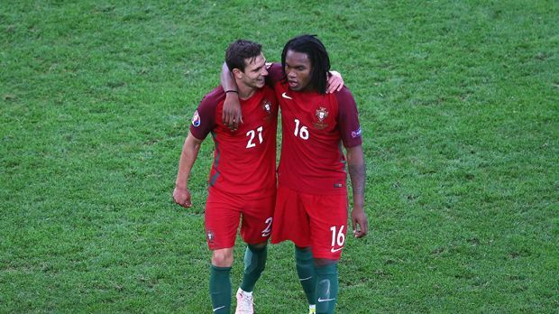 
                <strong>Portugal vs. Polen</strong><br>
                ... auch im Viertelfinale gegen Polen mussten die Portugiesen in die Verlängerung und schlussendlich sogar ins Elfmeterschießen. Renato Sanches brachte - neben seinem Ausgleichstor - auch einen Elfmeter eiskalt in den Maschen unter und war somit einer der Matchwinner.
              