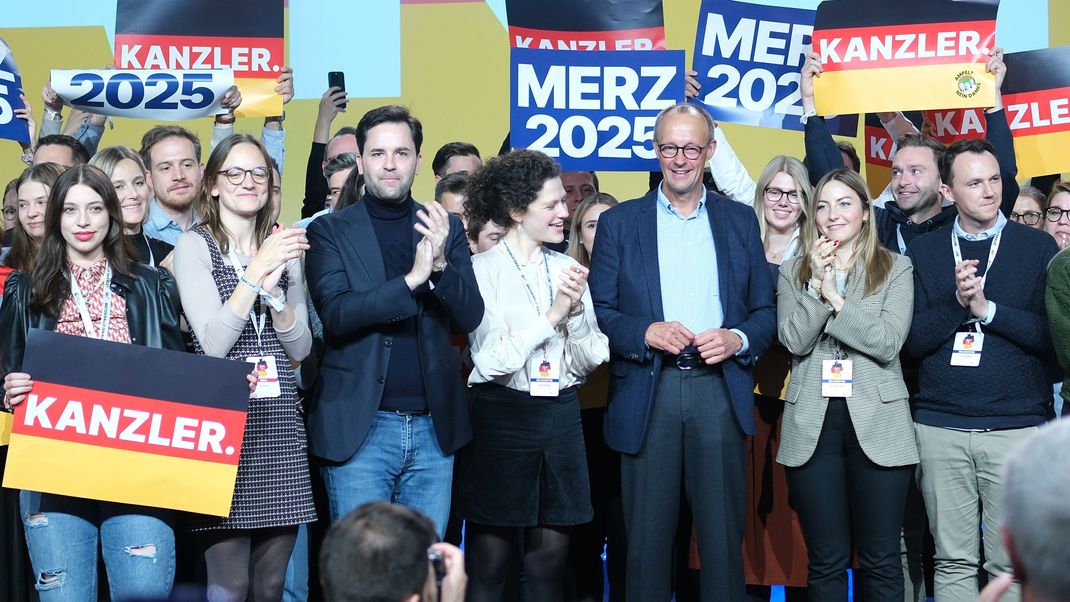 Der Unionskanzlerkandidat Merz (fünfter von rechts) wurde auf dem Deutschlandtag der Jungen Union schon als Kanzler gefeiert.