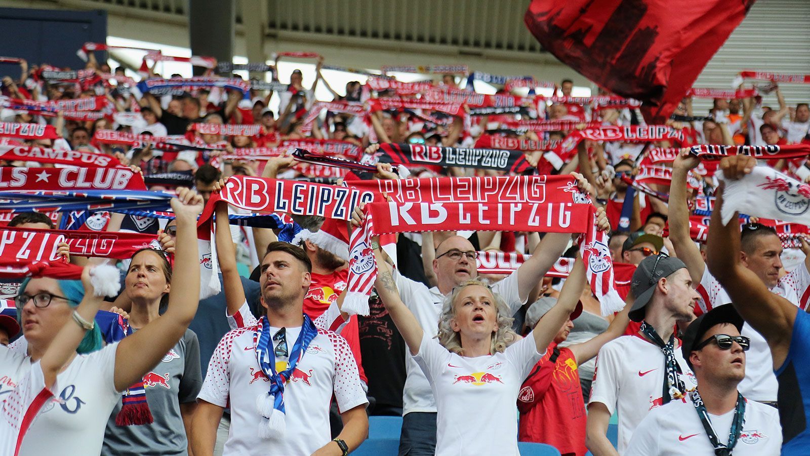 
                <strong>Platz 12: RB Leipzig</strong><br>
                Stehplatz: 180 Euro Teuerste Sitzplatzkategorie: 740 Euro (ligaweit Platz 5)
              