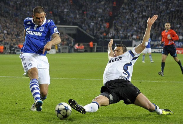 
                <strong>April 2011</strong><br>
                Der FC Schalke 04 siegt im Champions-League-Viertelfinale bei Inter Mailand mit 5:2. Doppelter Torschütze: Edu.
              