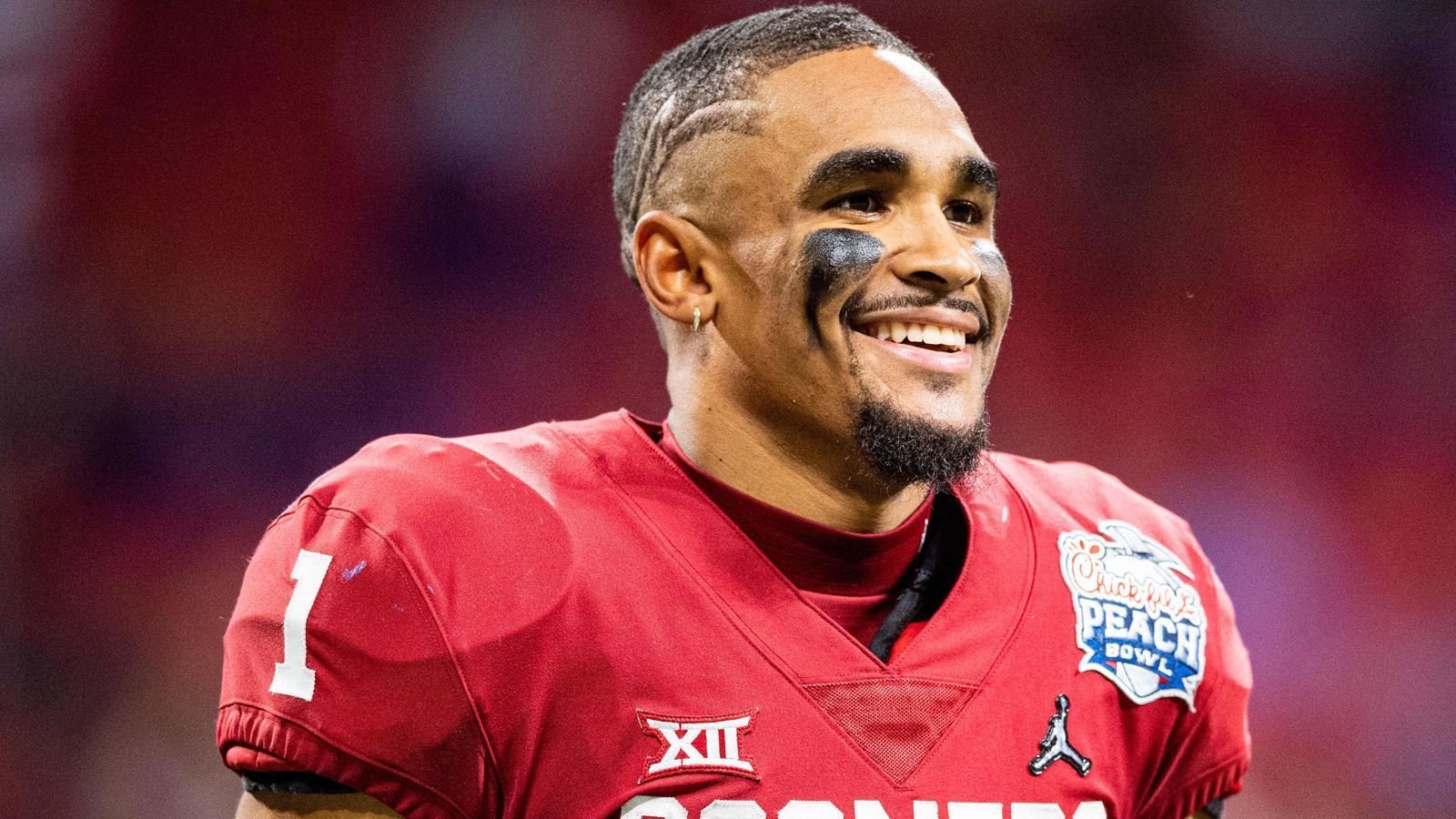 
                <strong>Jalen Hurts (Oklahoma)</strong><br>
                Typ Lamar Jackson, also stark mit dem Ball und mit den Beinen, er wurde immerhin Zweiter bei der Heisman-Wahl. Wird auch immer wieder als neuer Taysom Hill bezeichnet, also als Allzweckwaffe. Er kam in der vergangenen Saison auf über 1000 gelaufene Yards und 20 (!) Touchdowns auf dem Boden. Seine Pass-Fähigkeiten sind trotz seiner 32 Touchdowns bei lediglich acht Interceptions ausbaufähig. 
              