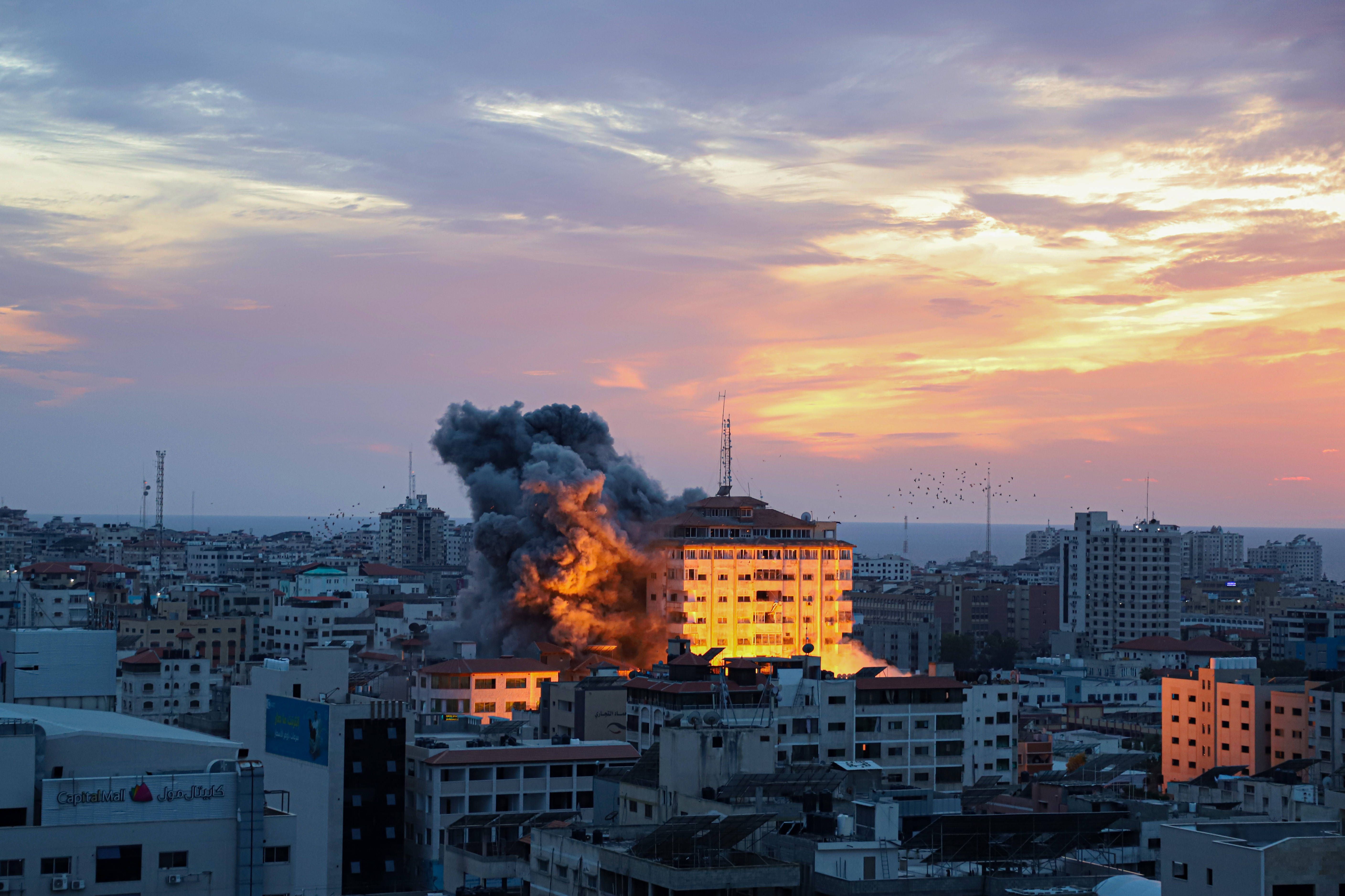 Unmittelbar nach dem Überfall der militanten Palästinenser startet die israelische Luftwaffe Angriffe auf Ziele im Gazastreifen.