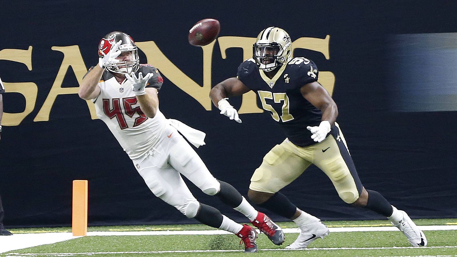 
                <strong>Week 1: Punktereichste Partie am ersten Spieltag</strong><br>
                Die Tampa Bay Buccaneers ließen mit dem 48:40 bei den New Orleans Saints aufhorchen. Dank des offenen Schlagabtauschs landeten beide Teams auf der Rekordliste. Denn nie zuvor wurden in einem Spiel in Week 1 der NFL 88 Punkte erzielt. Den vorigen Bestwert hatten die Philadelphia Eagles und die Washington Redslins inne, die sich 1947 mit 45:42 trennten. 71 Jahre später wurde die Partie um einen Zähler getoppt.
              