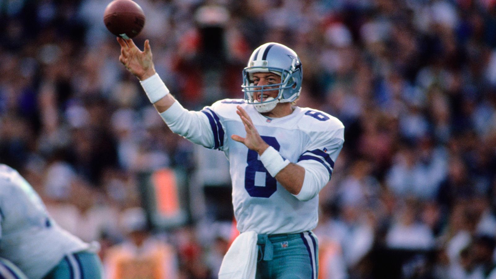 
                <strong>Mehr Touchdown-Pässe als Troy Aikman</strong><br>
                Hall of Famer Troy Aikman gewann drei Super Bowls mit den Dallas Cowboys, spielte aber nur ein Postseason-Spiel mehr als Flacco. Wegen Hall of Fame-Running Back Emmitt Smith war Aikmans Arm allerdings deutlich weniger gefragt als Flaccos.Touchdown-Pässe von Joe Flacco: 25 - Touchdown-Pässe von Troy Aikman: 23
              