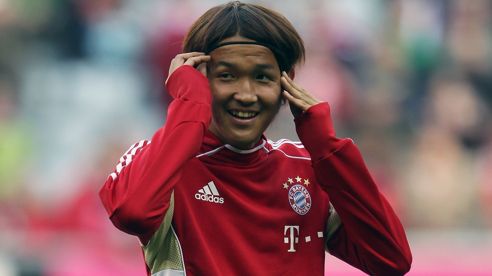 
                <strong>Takashi Usami</strong><br>
                Von Gamba Osaka kam Takashi Usami mit nur 19 Jahren zum FC Bayern München. Dieser Schritt schien für das einstige Talent Usami von Beginn an zu groß zu sein und so endete die Leihe im Sommer 2012 ohne Festanstellung des Flügelspielers aus Japan. Lediglich fünf Mal durfte Usami bei den Bayern-Profis ran, musste während der einjährigen Leihe zumeist in der zweiten Mannschaft spielen. Auch bei seinen anschließenden Bundesliga-Stationen, in Hoffenheim und Augsburg, konnte er seine Tauglichkeit für Deutschlands Fußball-Oberhaus nicht nachhaltig unter Beweis stellen. Mittlerweile verdient er sein Geld bei Fortuna Düsseldorf.
              