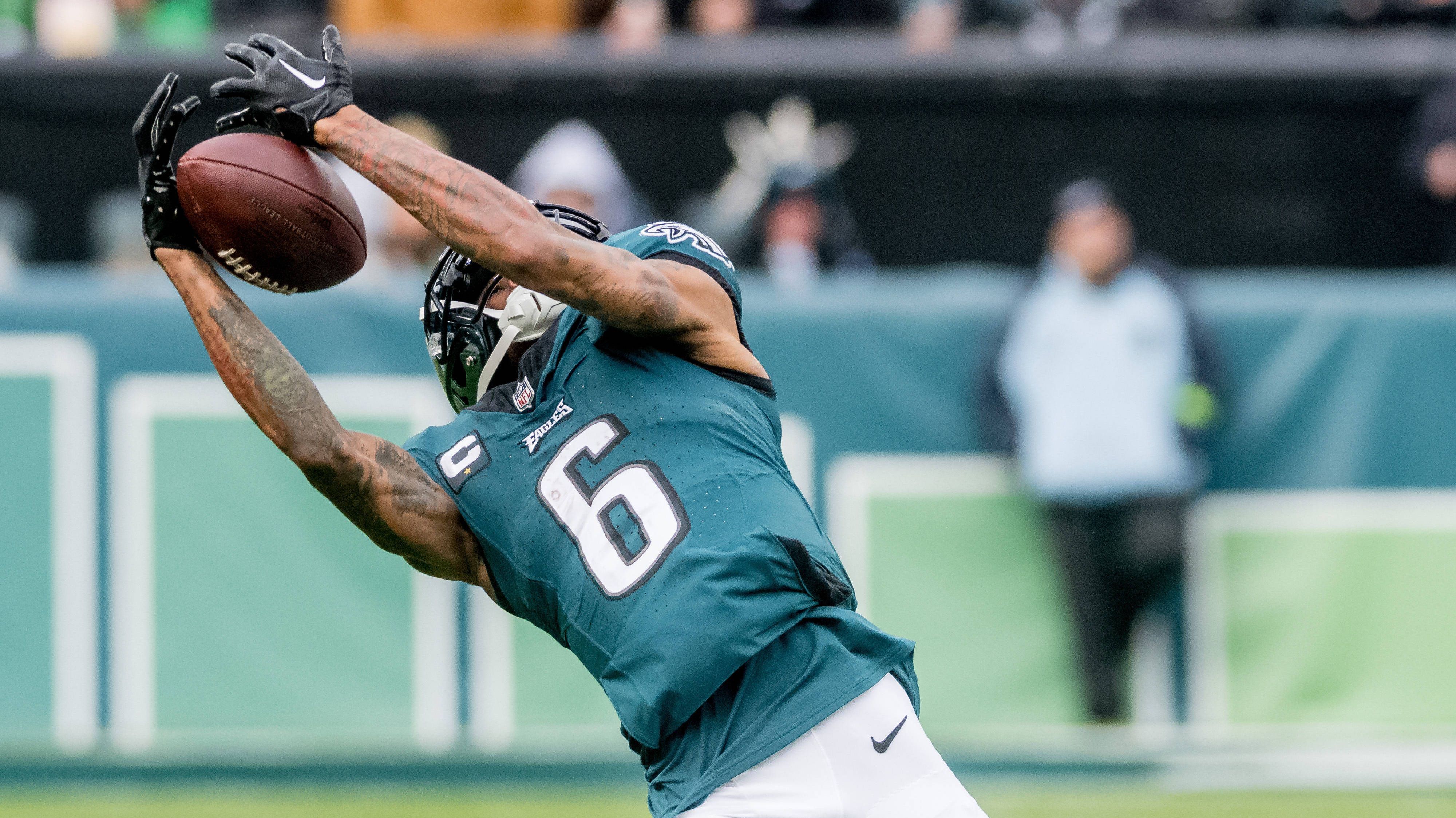 <strong>Platz 11: DeVonta Smith (Philadelphia Eagles)</strong><br>Schon frühzeitig machten die Eagles bei DeVonta Smith Nägel mit Köpfen und statteten ihre Nummer zwei mit einem neuen Vertrag aus. Bis 2028 ist der ehemalige Erstrundenpick an Philadelphia gebunden und kassiert insgesamt 75 Millionen US-Dollar.