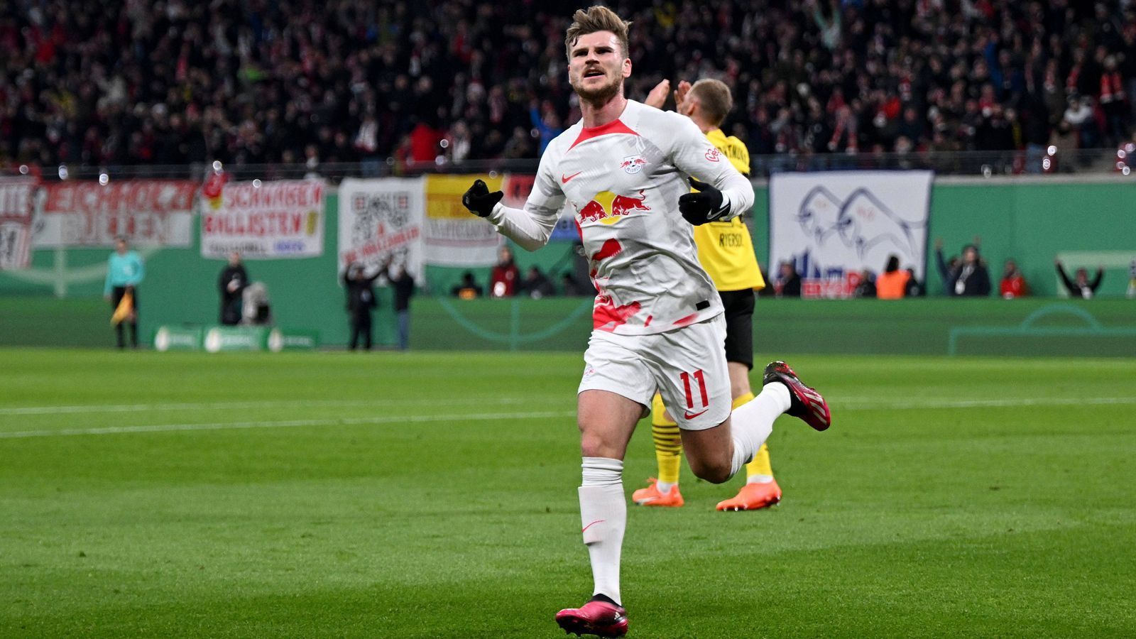 
                <strong>Timo Werner</strong><br>
                Der Mittelstürmer läuft viel und sucht die Lücken zwischen Hummels und Süle. In der 22. Minute entwischt Werner seinen Bewachern und verwandelt Simakans Hereingabe eiskalt. Danach spielt Werner unglücklich. Zunächst verrutscht ihm eine Hereingabe, als der wieselflinke Stürmer kurz vor der Pause alleine durch ist, legt er unpräzise ab, anstatt selbst zu schießen. Die zweite Hälfte läuft nicht gut für den Nationalspieler, eine Viertelstunde vor Schluss muss er verletzt runter. ran-Note: 3
              