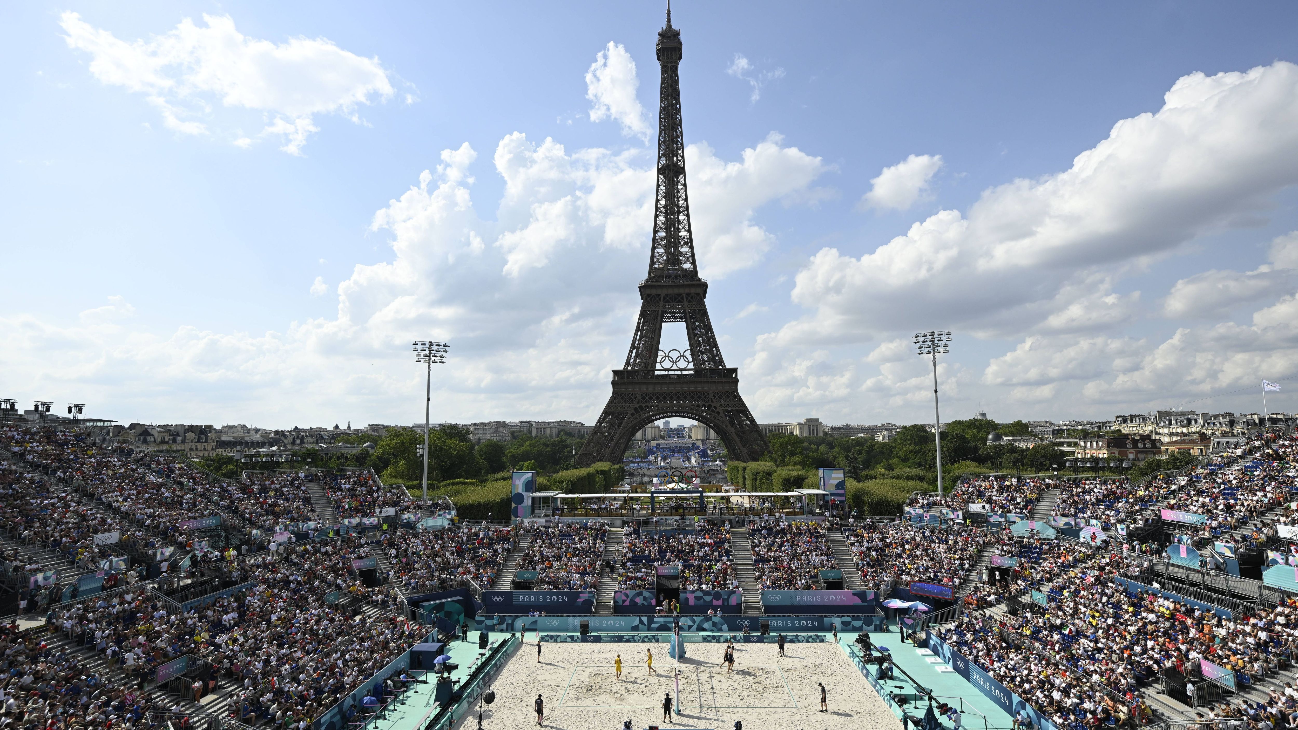 <strong>Olympia 2024: Die besten Bilder des sechsten Tages</strong><br>Auch am sechsten Olympia-Tag noch ein grandioser Anblick. Die Beachvolleyball-Arena am Eiffelturm.