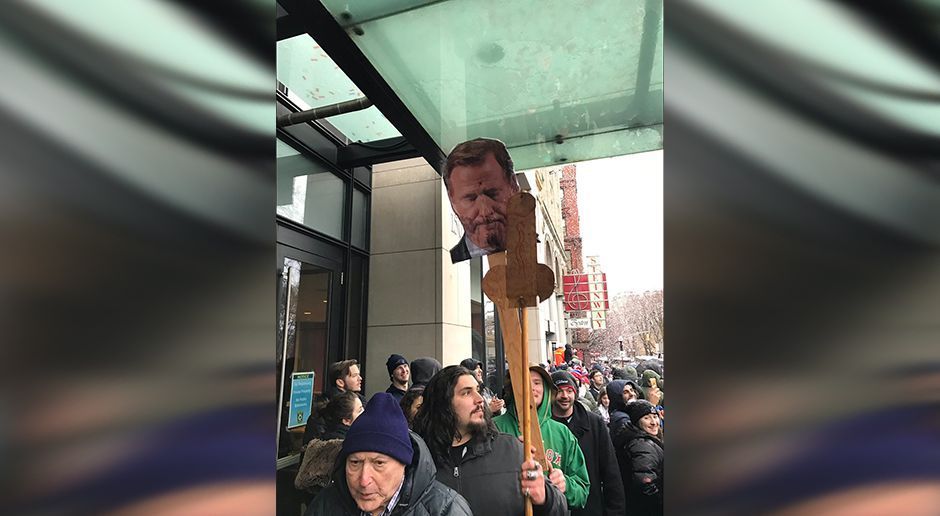 
                <strong>New England Patriots Super-Bowl-Parade</strong><br>
                NFL-Commissioner Roger Goodell bekommt dagegen nach der Deflate-Gate-Affäre von den Patriots-Fans keine Sympathien.
              