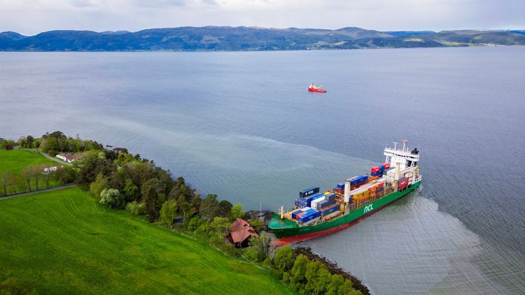 Glück im Unglück: Bei einem unfassbaren Vorfall in Norwegen krachte ein Containerschiff auf das Grundstück eines Mannes.