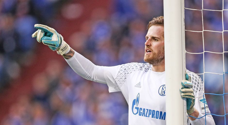 
                <strong>Ralf Fährmann</strong><br>
                Gleich zu Beginn nach einem etwas schlampigen Rückpass gefordert, und Fährmann ist da. Souverän bei Ziyechs Freistoß-Hammer aus 25 Metern. Auch in einigen anderen Situationen, in denen der S04-Keeper eingreifen muss, ist er der gewohnt sichere Rückhalt. Auch nach der Halbzeit, als er einen schönen Schöne-Freistoß zur Seite abwehrt. Kratzt in der Verlängerung einen Flachschuss aus 18 Metern überragend aus dem Eck, hält dazu noch super gegen Younes. Bei den Gegentoren machtlos. ran-Note: 2+
              