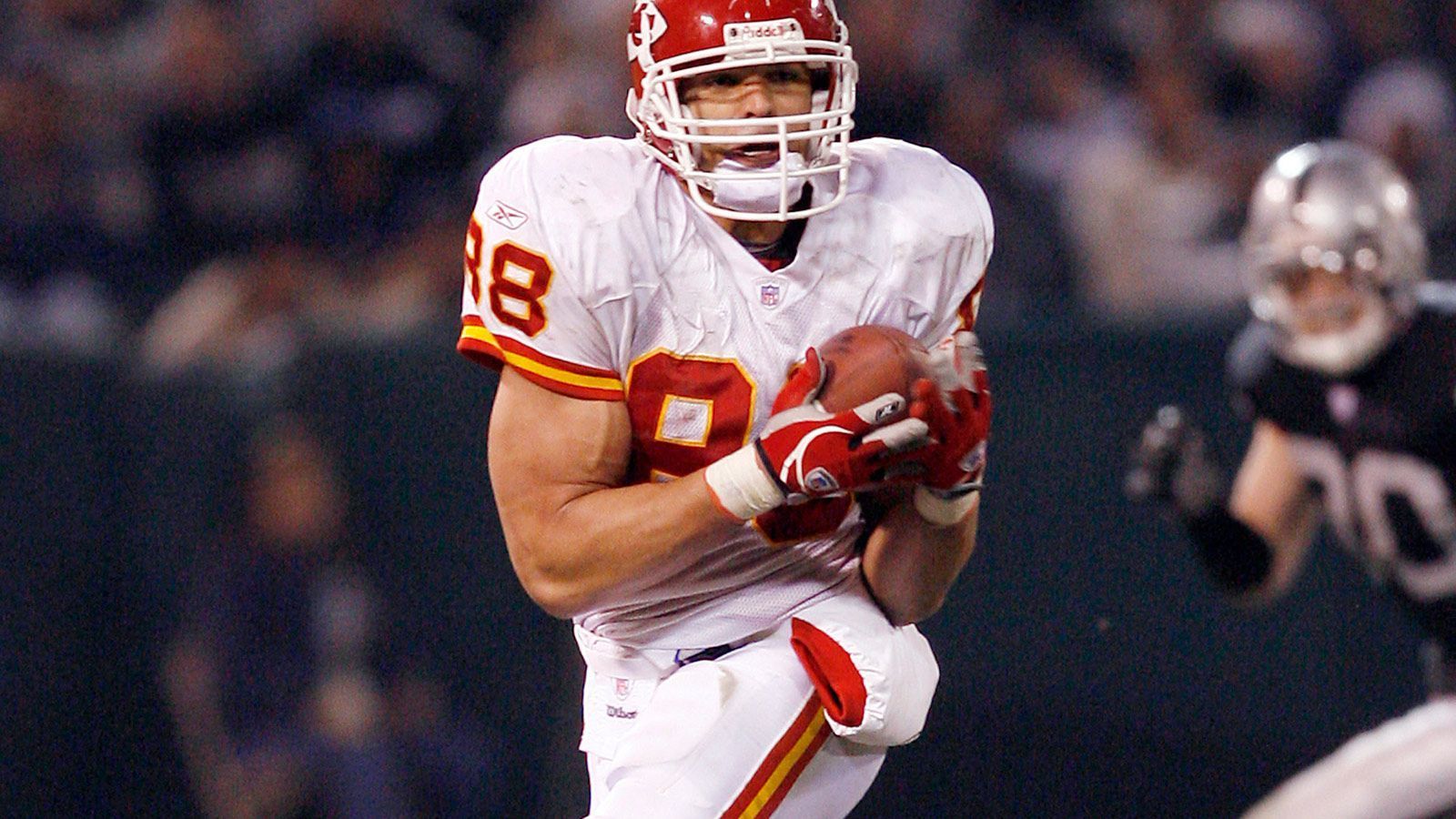 
                <strong>Platz 6: Tony Gonzalez</strong><br>
                15.127 Receiving Yards von 1997 bis 2013Tight EndKansas City Chiefs, Atlanta Falcons
              