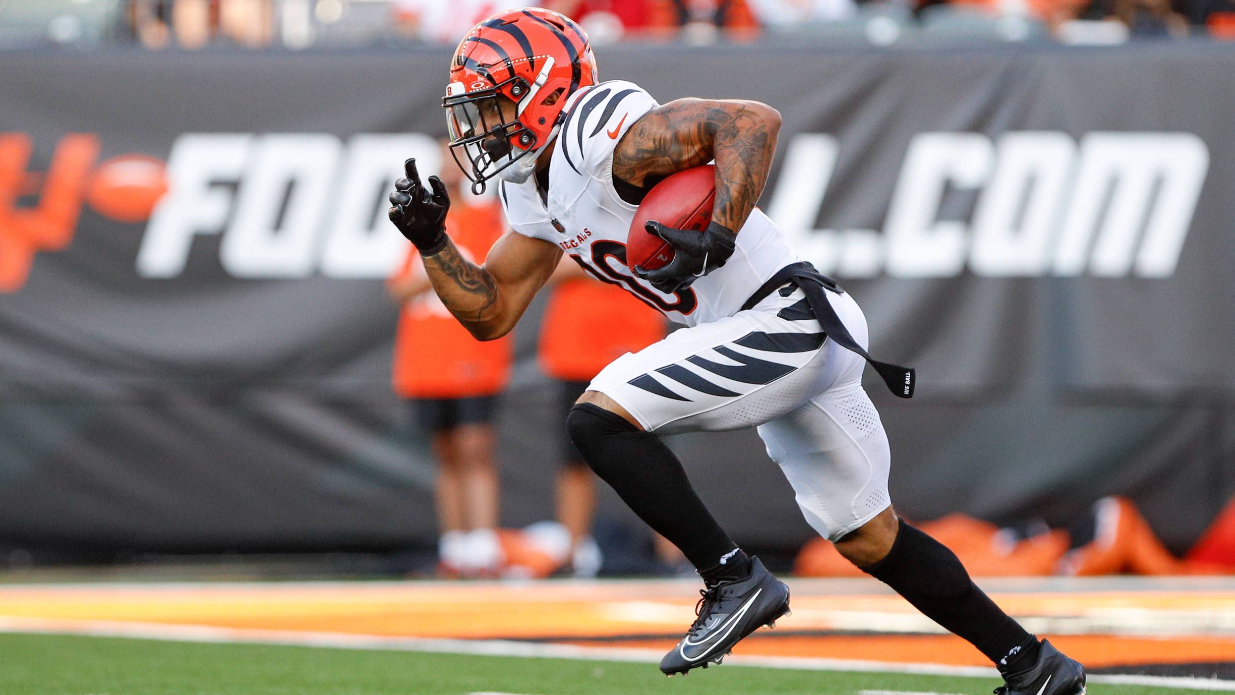 <strong>Chase Brown (Running Back; Cincinnati Bengals)</strong><br>Joe Mixon war der klare Nummer-1-Back der Bengals, seinen Abgang hat Cincinnati durch Zack Moss kompensiert. Allerdings gehörte Moss bislang nie zu den Topspielern auf seiner Position. Die Tür ist also offen für Brown, womöglich schnell zumindest eine 1B im Backfield zu werden.