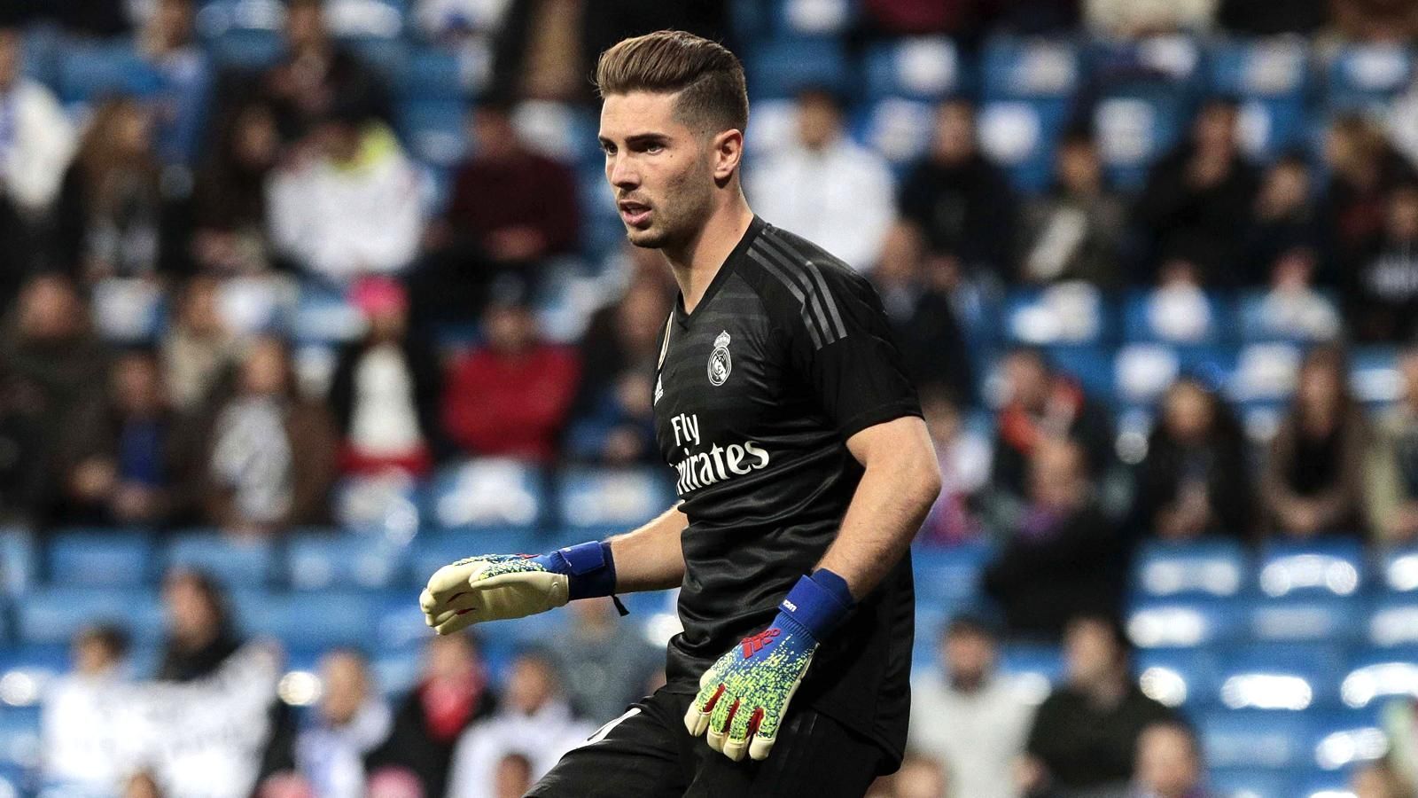 
                <strong>Luca Zidane</strong><br>
                Gegen den Tabellenletzten SD Huesca machte Torhüter Luca Zidane sein zweites Pflichtspiel für die Profis von Real Madrid. Der Sohn von Trainer Zinedine Zidane, der den Vorzug anstelle von Keylor Navas bekommen hatte, musste bereits nach drei Minuten zum ersten Mal hinter sich greifen. Bei dem Gegentreffer war der 20-Jährige ebenso machtlos, wie beim zwischenzeitlichen Ausgleich zum 2:2. "Er hat einen guten Charakter und eine Menge Persönlichkeit. Darum ist er schon so lange ein Spieler von Real Madrid", sagte Zinedine Zidane nach dem 3:2-Sieg gegen Huesca. Luca Zidane, der bereits sämtliche U-Nationalmannschaften Frankreichs durchlaufen hat, steht seit Anfang des Jahres bei den Profis von Real Madrid unter Vertrag.
              