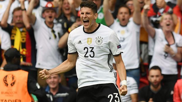 
                <strong>Gewinner - Mario Gomez</strong><br>
                Gewinner - Mario Gomez: Das Jahr in der Türkei bei Besiktas Istanbul hatte für den Torjäger nachhaltig positive Folgen. Dort schoss sich der Vollblut-Mittelstürmer Ende 2015 und Anfang 2016 zurück ins DFB-Team. Rechtzeitig im EM-Jahr war er dann endgültig zurück im Kreis der Nationalmannschaft und erzielte in Frankreich bei vier Einsätzen zwei Treffer. Nachdem Gomez zum Auftakt der EM-Qualifikation verletzt fehlte, war er zuletzt gegen San Marino wieder in der Startelf.
              