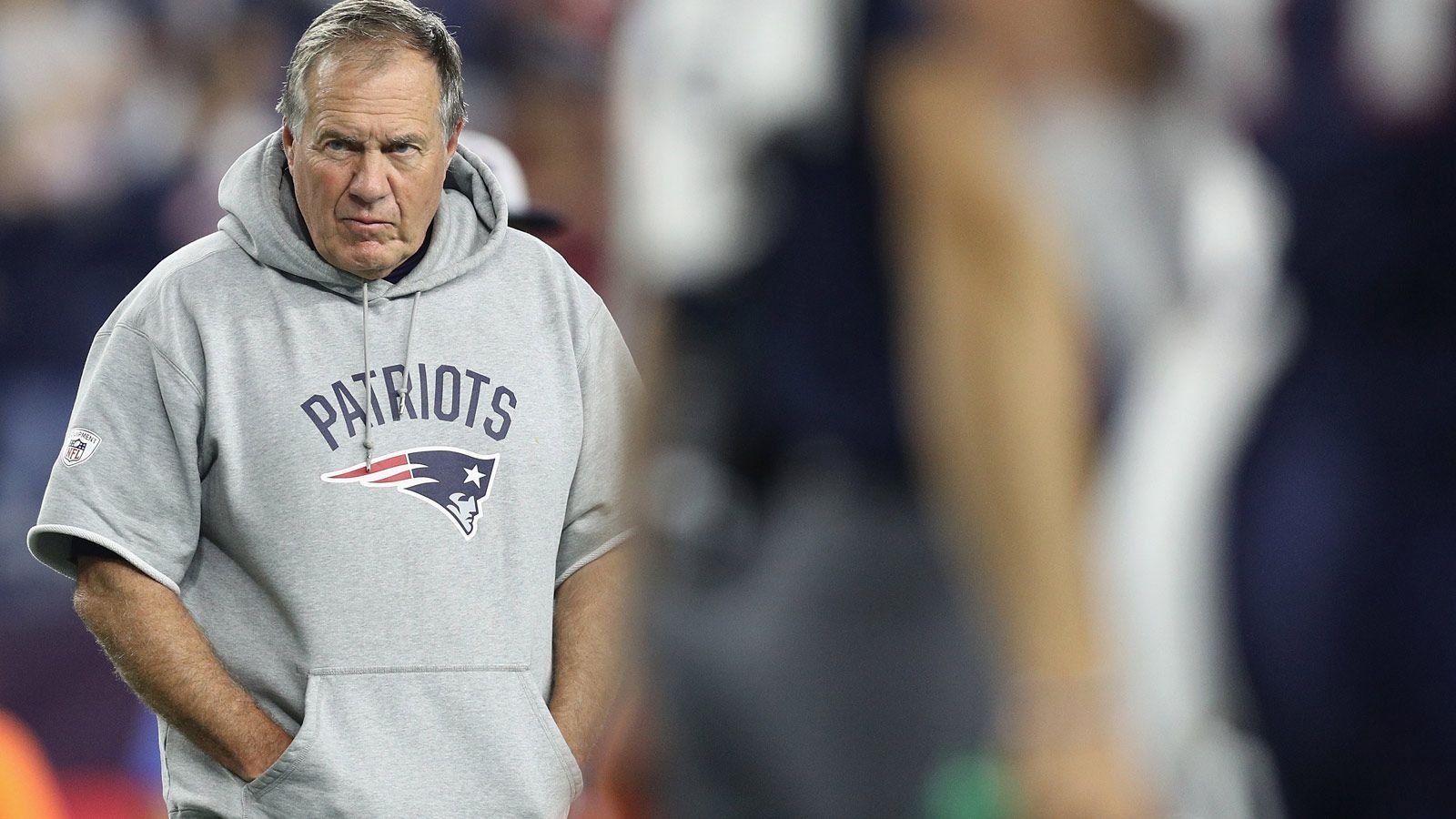 <strong>Platz 3: Bill Belichick - 302 Siege</strong><br>
                Der mit weitem Abstand beste noch aktive Head Coach: "Mr. Hoodie" Bill Belichick. Der Trainer der New England Patriots gewann als Head Coach sechs Mal den Super Bowl. Außerdem wurde Belichick drei Mal zum NFL-Trainer des Jahres gewählt (2003, 2007, 2010). Nur zwei Trainer stehen (noch) vor ihm.&nbsp;
