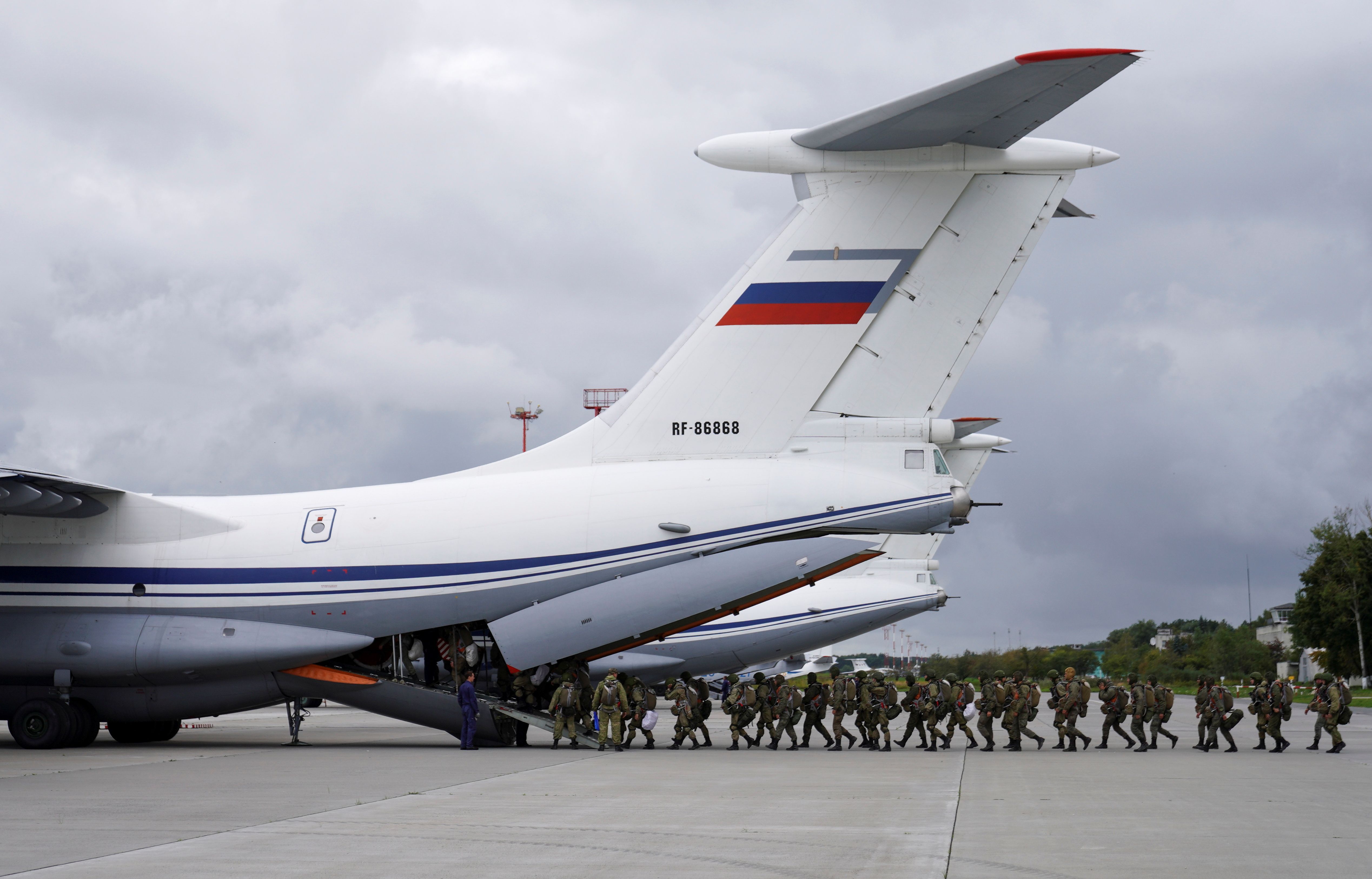 Drohnenangriff: Russisches Militärflugzeug Offenbar Bei Anschlag In ...