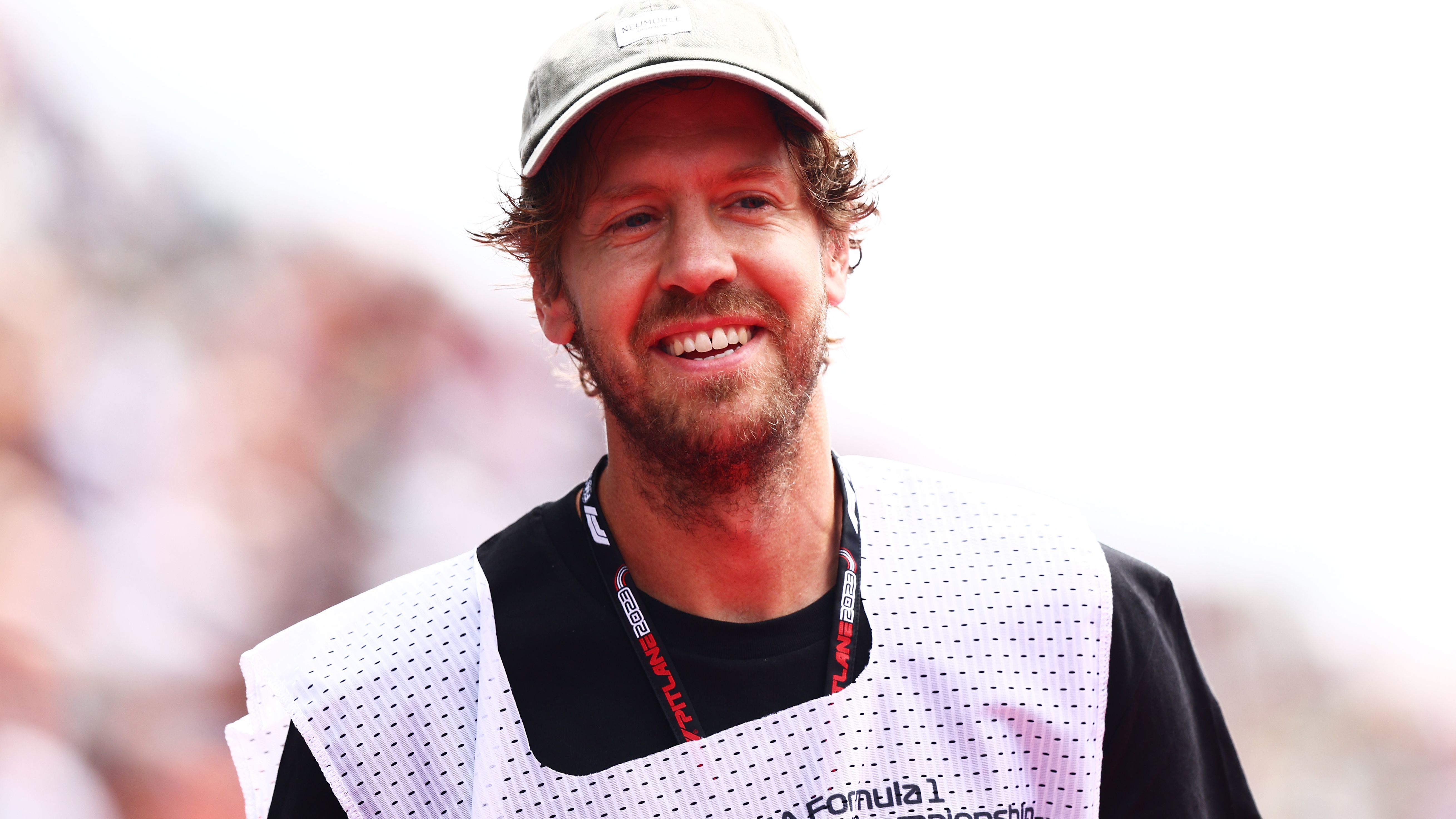 <strong>Sebastian Vettel (im Ruhestand)</strong><br>Es sei laut Wolff durchaus möglich, "kurzfristig zu optimieren und der Jugend ein paar Jahre Erfahrung mitzugeben". Auch Experte Ralf Schumacher hält ein Comeback Vettels offenbar für denkbar. "Ich habe gehört, dass Sebastian Vettel wieder Auto fahren will. Man muss natürlich jetzt eine Lücke schließen", sagte er am Rande der Testfahrten in Bahrain bei "Sky".