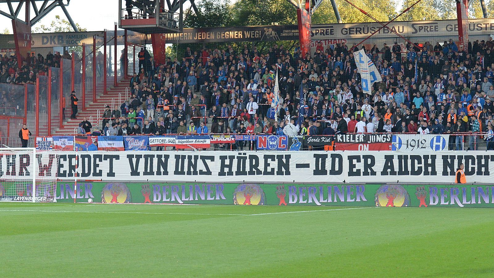 
                <strong>Fan-Protest in Berlin</strong><br>
                Auch die Kieler Anhänger machten während des Auftritts bei Union Berlin mit.
              