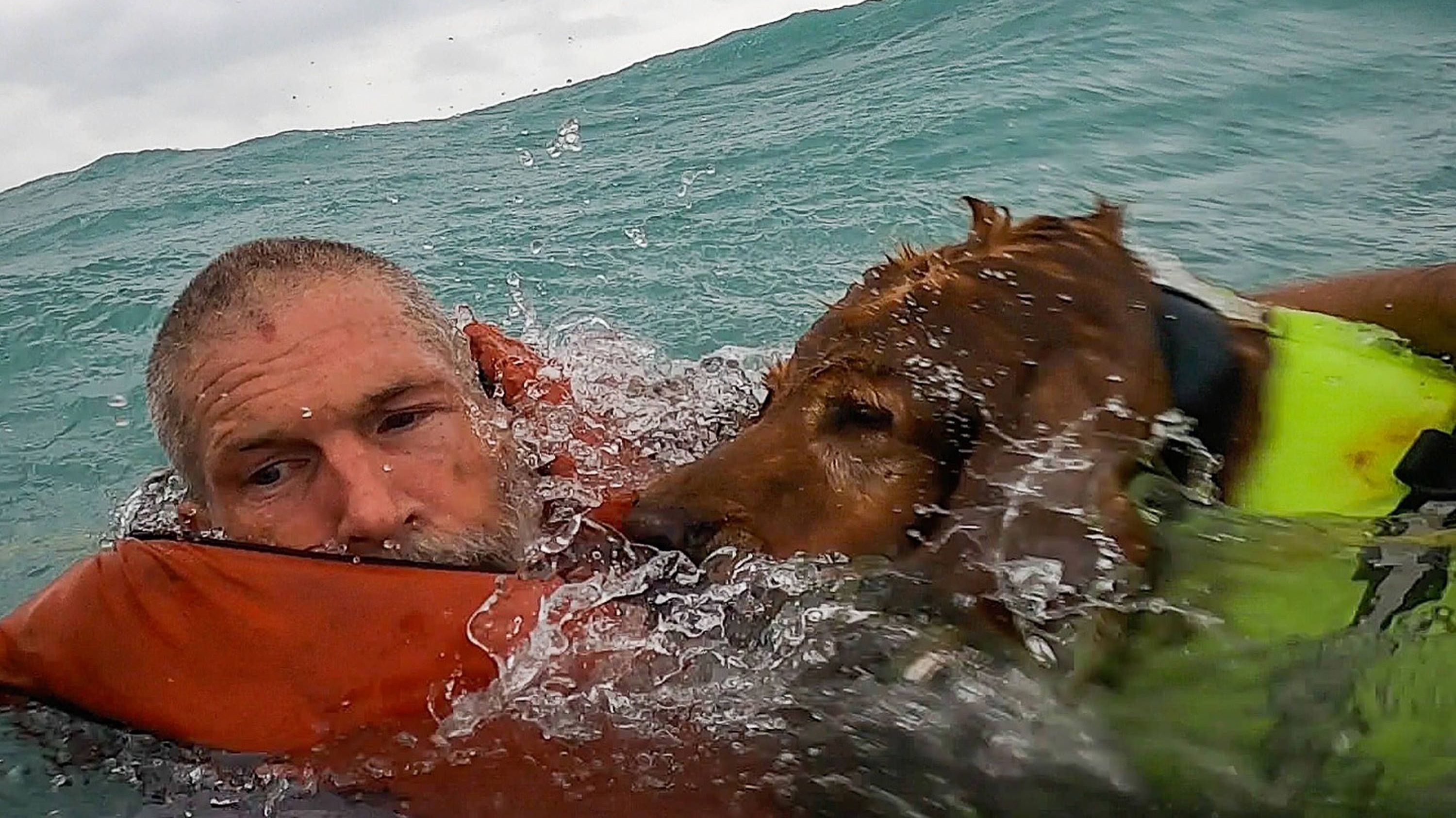 Die US-Küstenwache rettete einen Mann mit seinem Hund vor der Küste von Sanibel Island.