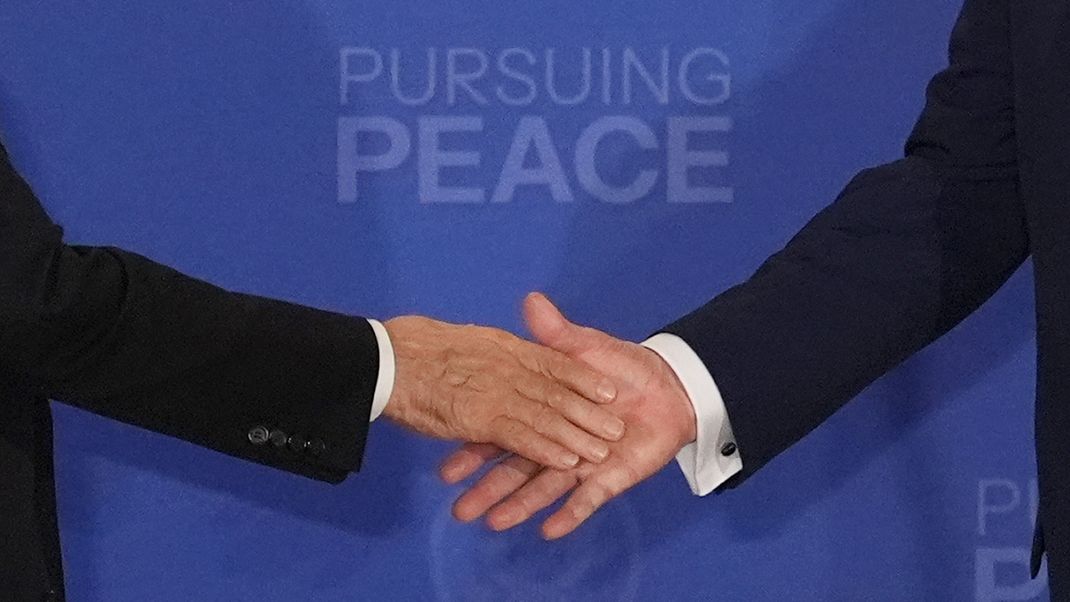 US-Präsident Donald Trump (r) schüttelt die Hand von Russlands Präsident Wladimir Putin während einer gemeinsamen Pressekonferenz auf der Joint Base Elmendorf-Richardson, Alaska.