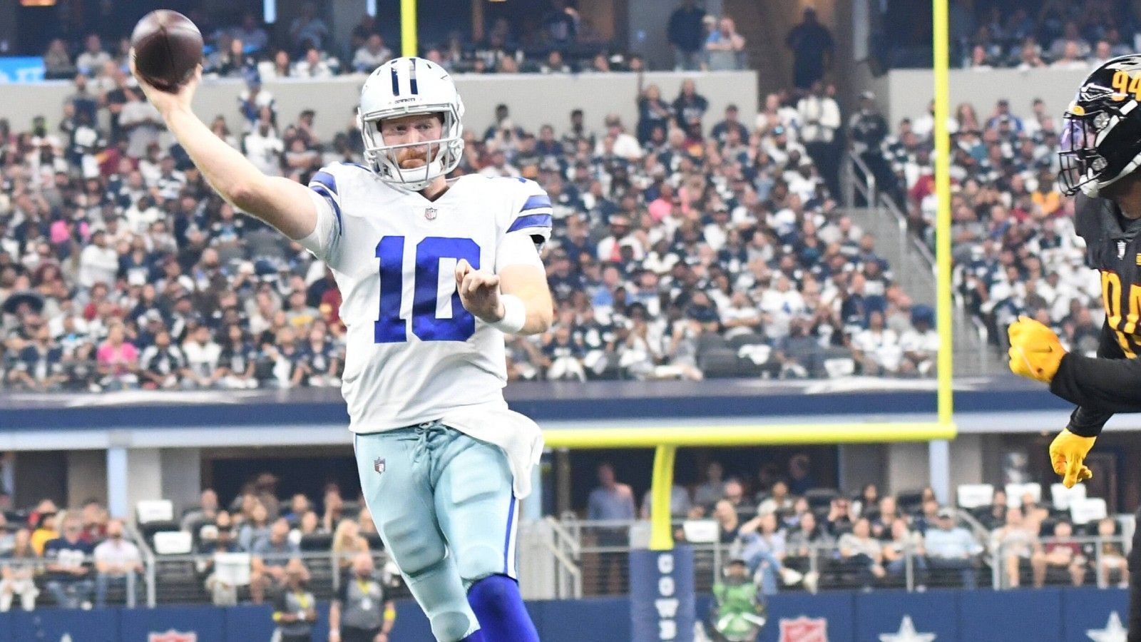 
                <strong>Week 4: Cooper Rush (Dallas Cowboys)</strong><br>
                Seit Woche 1, als sich Dak Prescott eine Verletzung zuzog, steht Cooper Rush als Quarterback für die Dallas Cowboys auf dem Feld. In Woche 4 hat der Signal Caller bereits Geschichte geschrieben. Laut NFL ist Rush der erste Quarterback der NFL-Geschichte, der jedes seiner ersten vier Spiele als Starter mit einem Passer Rating von 90 oder höher gewonnen hat. Zudem ist er Mitglied eines äußerst speziellen Klubs. Nach Kurt Warner, Kyle Allen, Dieter Brock, John Stofa und Mike Tomczak ist er erst der sechste Spielmacher, der nicht gedraftet wurde, seine ersten vier Spiele aber gewinnen konnte.
              