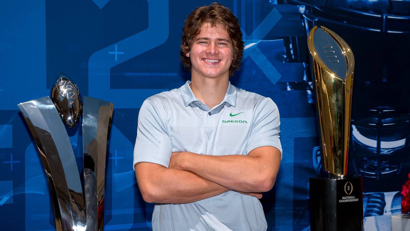 
                <strong>Justin Herbert (Quarterback, Oregon)</strong><br>
                Eigentlich galt Justin Herbert bereits als früher Erstrundenpick für den Draft 2019. Dann allerdings folgte der Rückzieher: Vier Monate vor dem Draft entschied sich der 21-Jährige, noch eine Saison am College dranzuhängen und Seite an Seite mit seinem Bruder Patrick (ein Tight End) zu spielen. Herbert erreichte in der Saison 2018 nicht ganz so gute Zahlen wie 2017, brachte "nur" 59,4 statt 67,5 Prozent seiner Pässe an den Mann und hat ein Quarterback-Rating von 144,6 – im Vorjahr kam er auf 167,5. Insgesamt aber bewegt er sich auf einem sehr hohem Niveau. Herbert bringt mit einer Größe von 1,98 Meter eine ideale Statur mit und ist zudem sehr mobil.
              