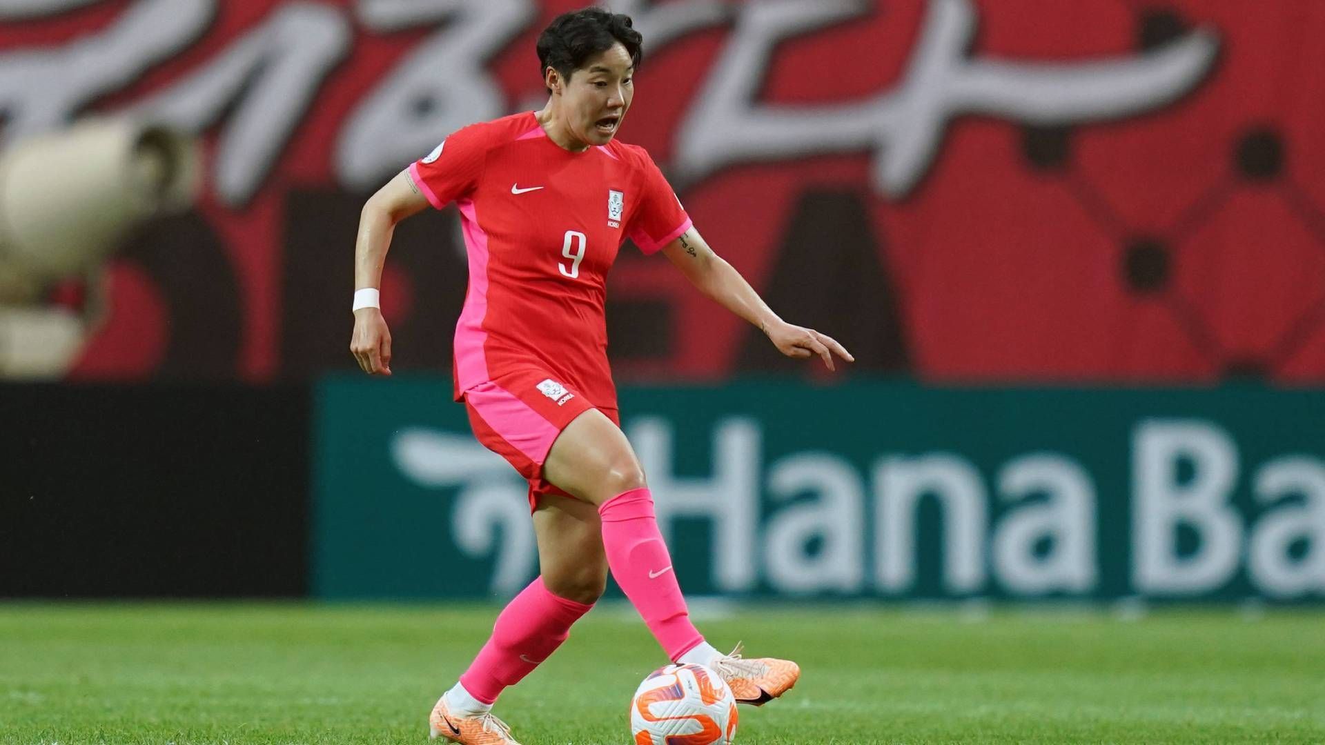
                <strong>Südkorea - Lee Geum-min</strong><br>
                Lee Geum-min ist in der englischen Liga bei Brighton & Hove Albion aktiv und sticht schon durch diesen Umstand aus der südkoreanischen Mannschaft heraus. Der Großteil des Teams ist in der Heimat aktiv. 
              