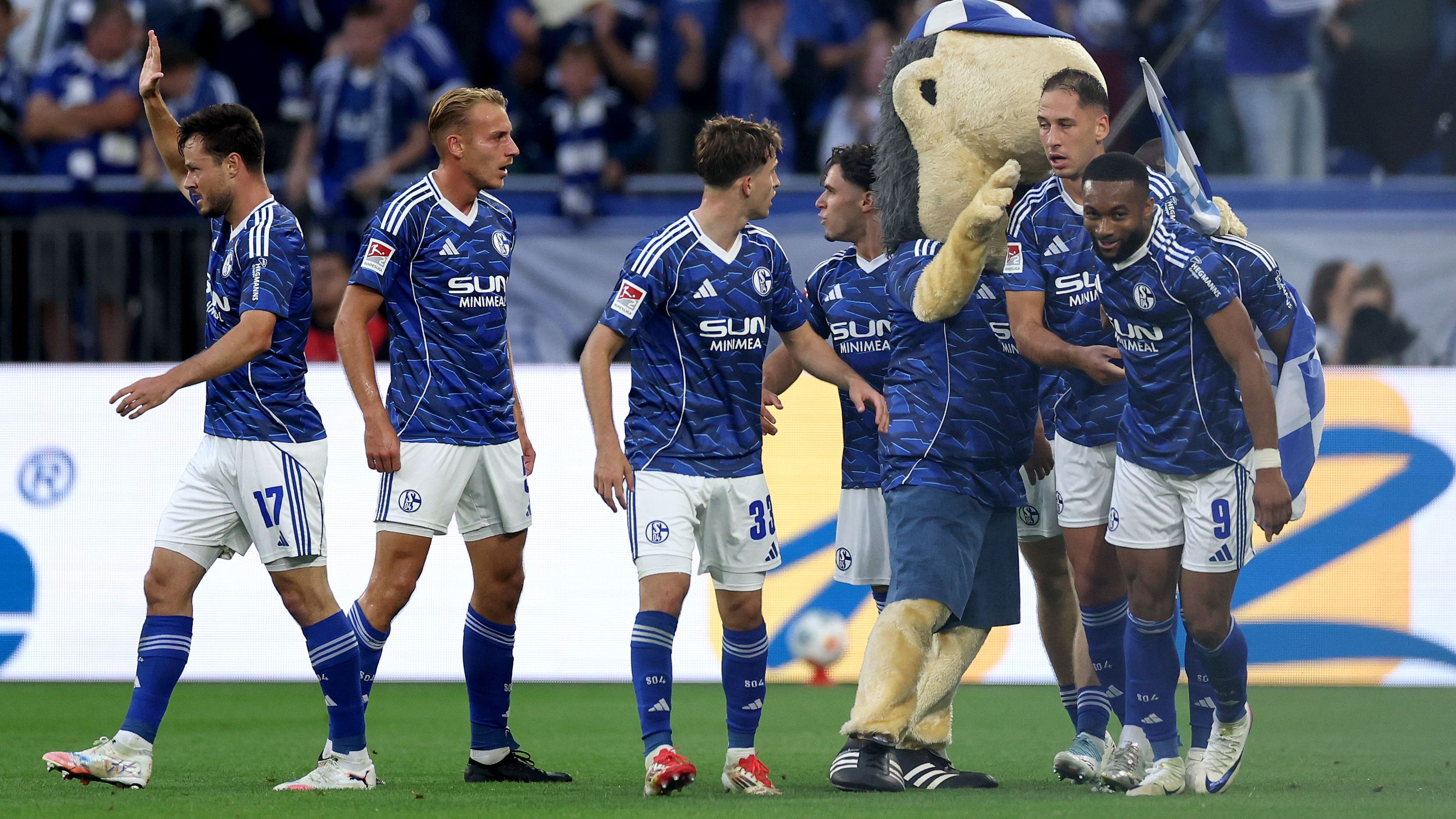 <strong>1. FC Lok Leipzig - FC Schalke 04</strong><br>Auch und schon gar nicht für den FC Schalke 04. Die Königsblauen sind mit einem Sieg und einer Niederlage zwar okay in die Saison gestartet, dennoch gibt es für Neu-Trainer Miron Muslic und seine neue, junge Mannschaft noch eine Menge zu tun. Vor allem mit Laufarbeit glänzten die Schalker in den ersten beiden Spielen, das alleine wird gegen Leipzig nicht reichen, die ebenfalls um ihr Leben rennen werden.