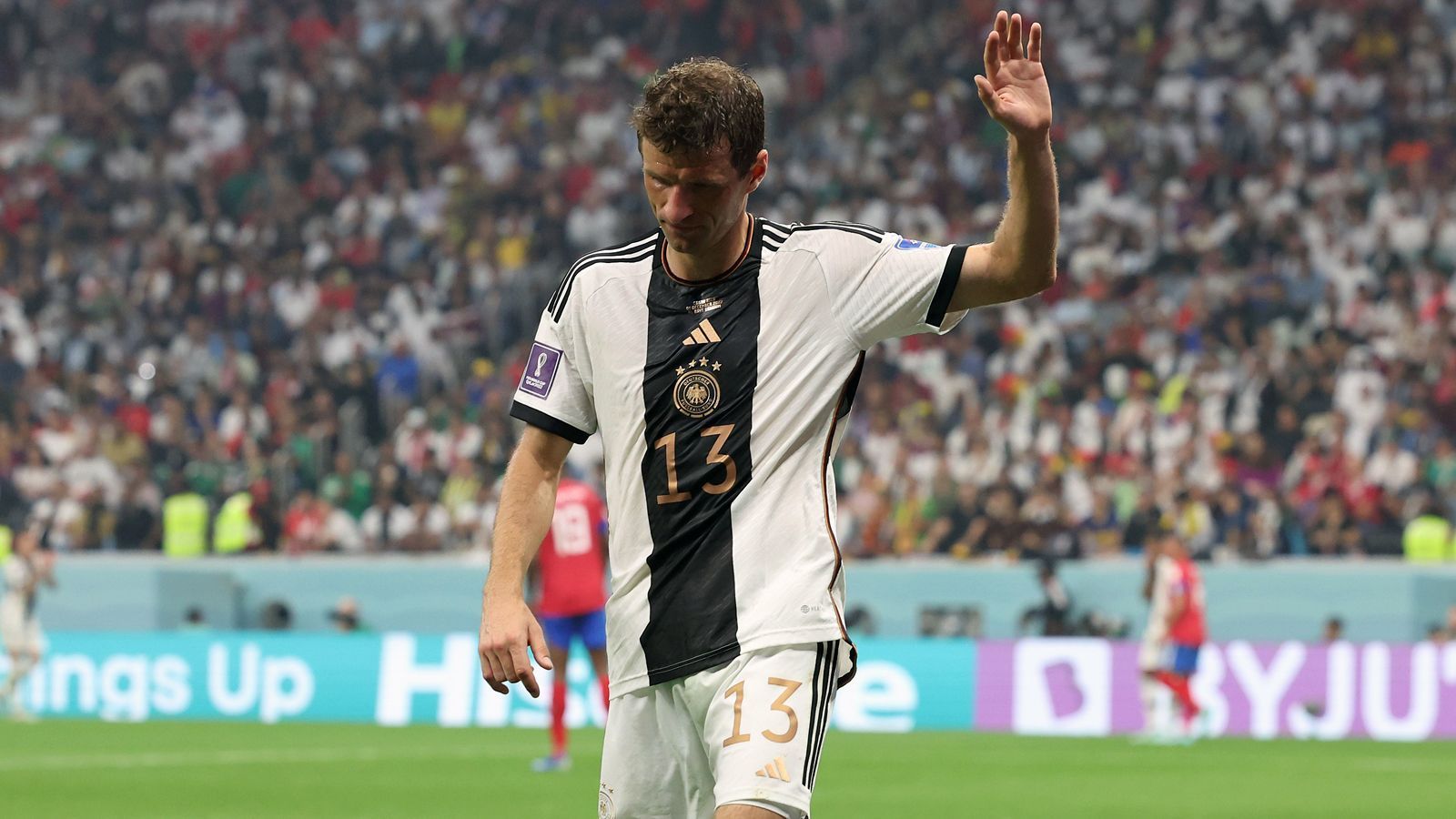 
                <strong>Thomas Müller erneut ohne Tor und Vorlage</strong><br>
                Offensivstar Thomas Müller, dessen Zukunft in der Nationalmannschaft nach dem Aus in Katar offen ist, startete seine WM-Karriere furios. 2010 in Südafrika und 2014 beim bislang letzten deutschen WM-Titel in Brasilien steuerte der Bayern-Profi jeweils fünf Endrunden-Treffer bei. In Katar blieb der Routinier hingegen ohne Tor und Vorlage - wie schon 2018 bei der WM in Russland.
              