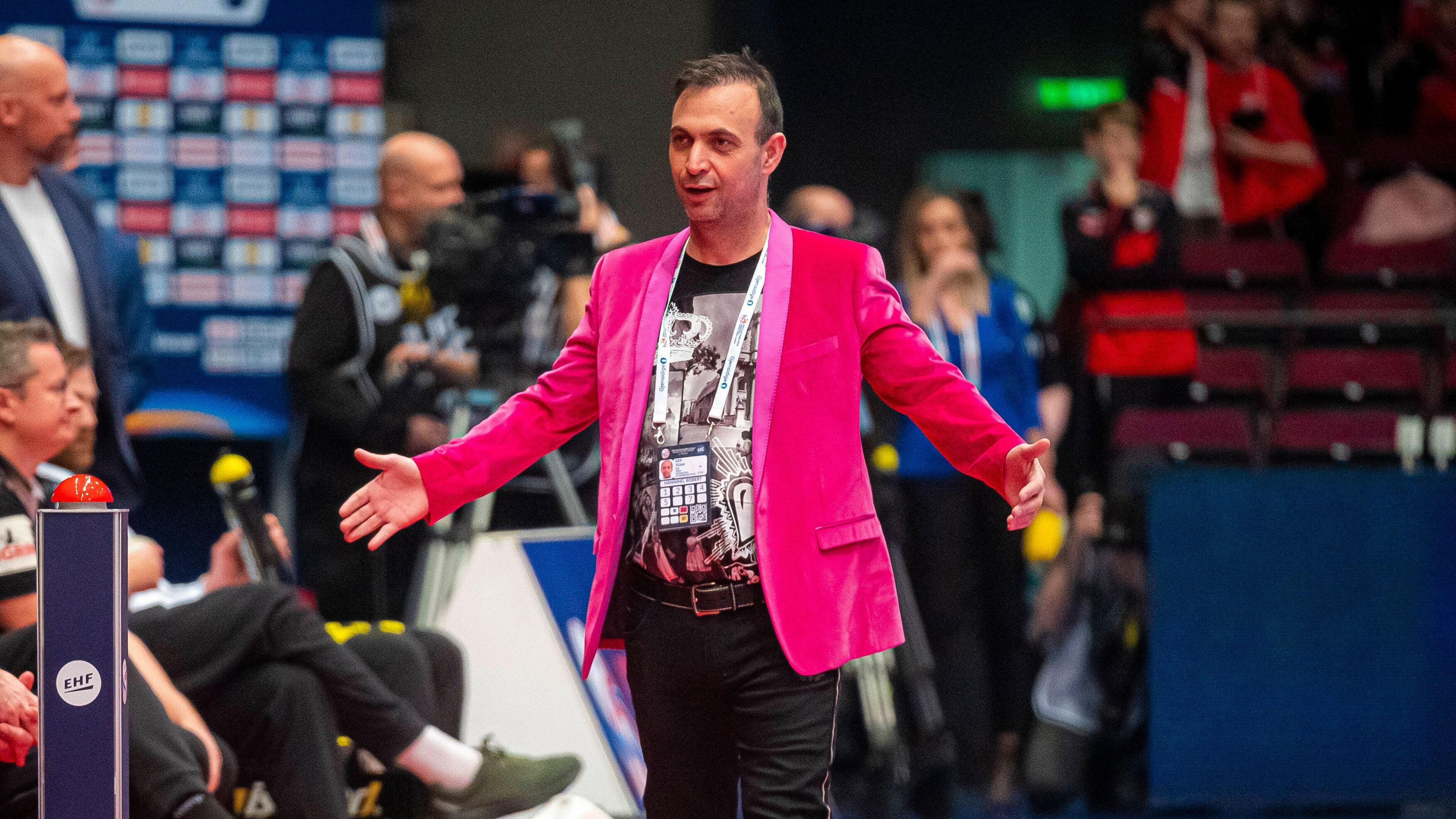 
                <strong>Pinke Power</strong><br>
                Beim Sieg der deutschen Handballer gegen Weißrussland sticht Bob Hanning mit einem neon-pinken Sakko heraus.
              