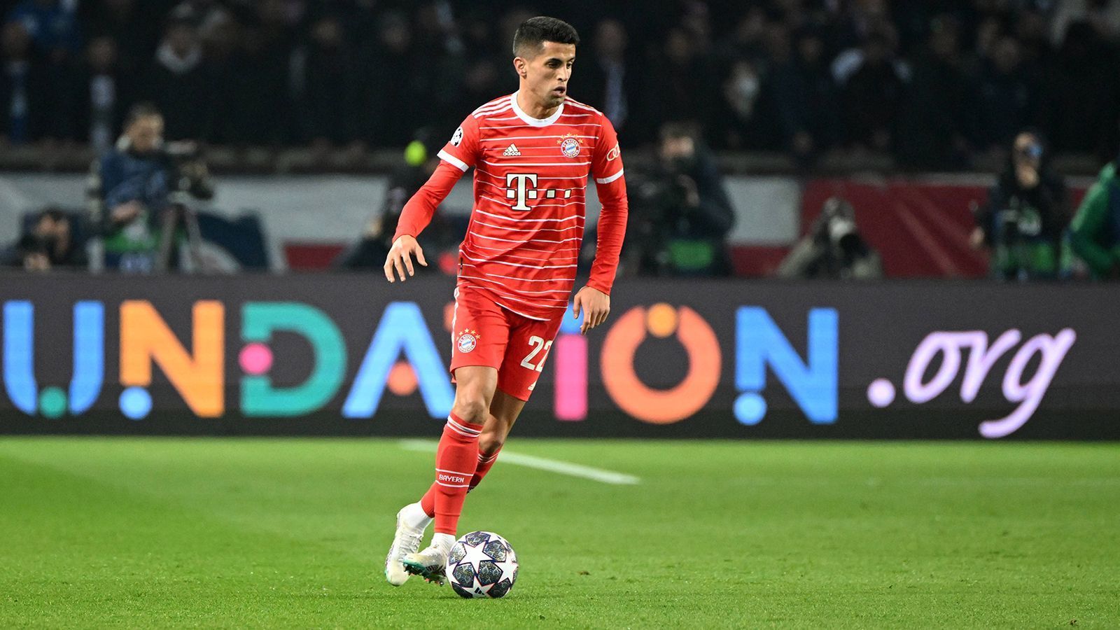 
                <strong>Joao Cancelo (FC Bayern München)</strong><br>
                Egal ob flach oder hoch, egal ob zum Tor oder vom Tor weg: Fast jede seiner Hereingaben in den ersten 20 Minuten ist gefährlich. Taucht aber immer mehr ab und liefert kaum noch Impulse. Wird in der Pause durch Davies ersetzt. ran-Note: 3 
              