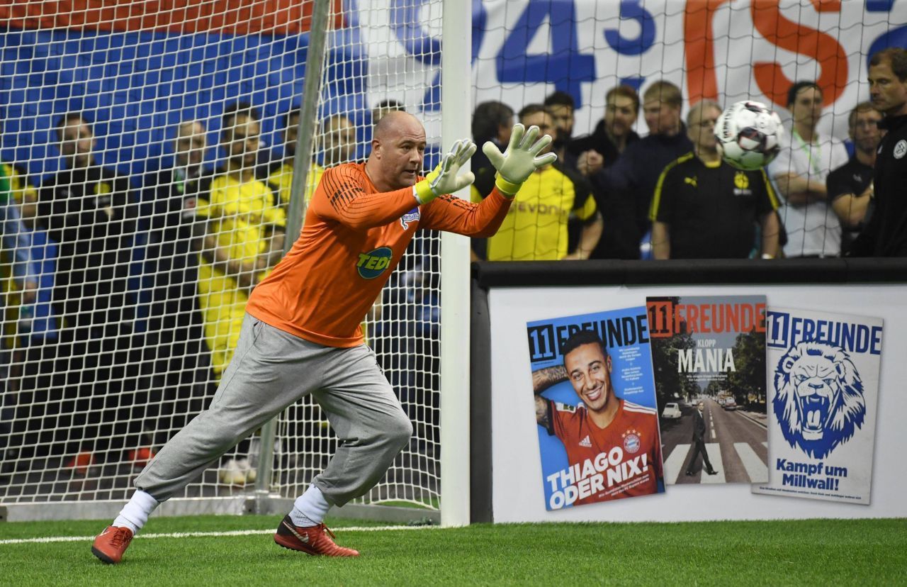 Der ungarische Torwart Gábor Király trägt die graue Jogginghose als Markenzeichen.