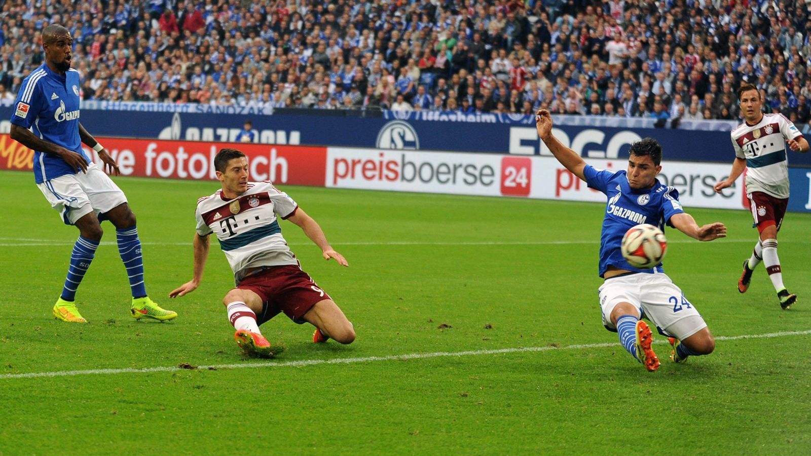 
                <strong>Tor-Premiere auf Schalke</strong><br>
                Acht Tage nach seinem Einstand in der Bundesliga für den FCB klappte es dann schon mit dem ersten Treffer Lewandowskis im Trikot des deutschen Rekordmeisters. Beim 1:1 auf Schalke brachte "Lewy" die Münchner bereits in der zehnten Minute in Führung. Diesem Lewandowski-Tor in Gelsenkirchen sollten 343 weitere in Pflichtspielen für die Bayern folgen. 
              