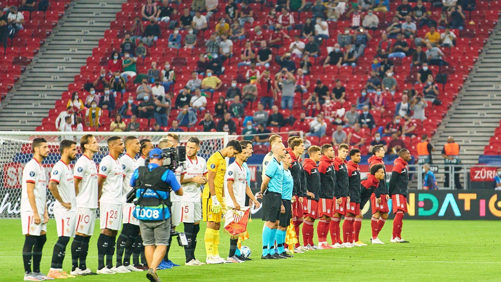 
                <strong>Zuschauer-Anzahl wird begrenzt </strong><br>
                Laut Beschluss der UEFA dürfen bei Spielen der Champions League maximal 30 Prozent der Stadionkapazität für Zuschauer genutzt werden. Voraussetzung dafür ist, dass diese Anzahl auch von den nationalen und lokalen Gesundheitsbehörden erlaubt wird. Es gilt Maskenpflicht und Mindestabstand, Gästefans sind nicht zugelassen. Beim Spiel von Dynamo Kiew gegen Juventus Turin in der Ukraine werden wohl über 20.000 Zuschauer vor Ort sein (Stadionkapazität: 70.000).
              