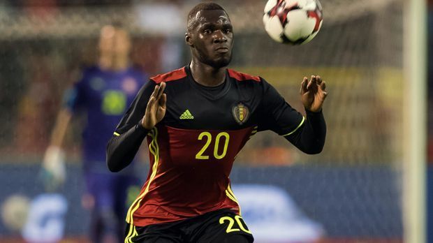 
                <strong>Christian Benteke (Belgien)</strong><br>
                Bei der souveränen WM-Qualifikation Belgiens war Stürmer Christian Benteke noch ein fester Bestandteil der "roten Teufel". Eine Verletzung setzte ihn Ende 2017 dann für längere Zeit außer Gefecht und auch beim ersten Länderspiel 2018 (gegen Saudi-Arabien) verzichtet Nationaltrainer Roberto Martinez auf den Angreifer von Crystal Palace. Benteke wird also im Saisonendspurt noch ein paar Mal für Abstiegskandidat Crystal Palace knipsen müssen, um es doch noch in Belgiens WM-Kader zu schaffen. Seine Ausbeute mit zwei Toren bei 24 Einsätzen ist auf jeden Fall ausbaufähig. Nutznießer des Benteke-Verzichts ist unter anderem Dortmunds Michy Batshuayi.
              