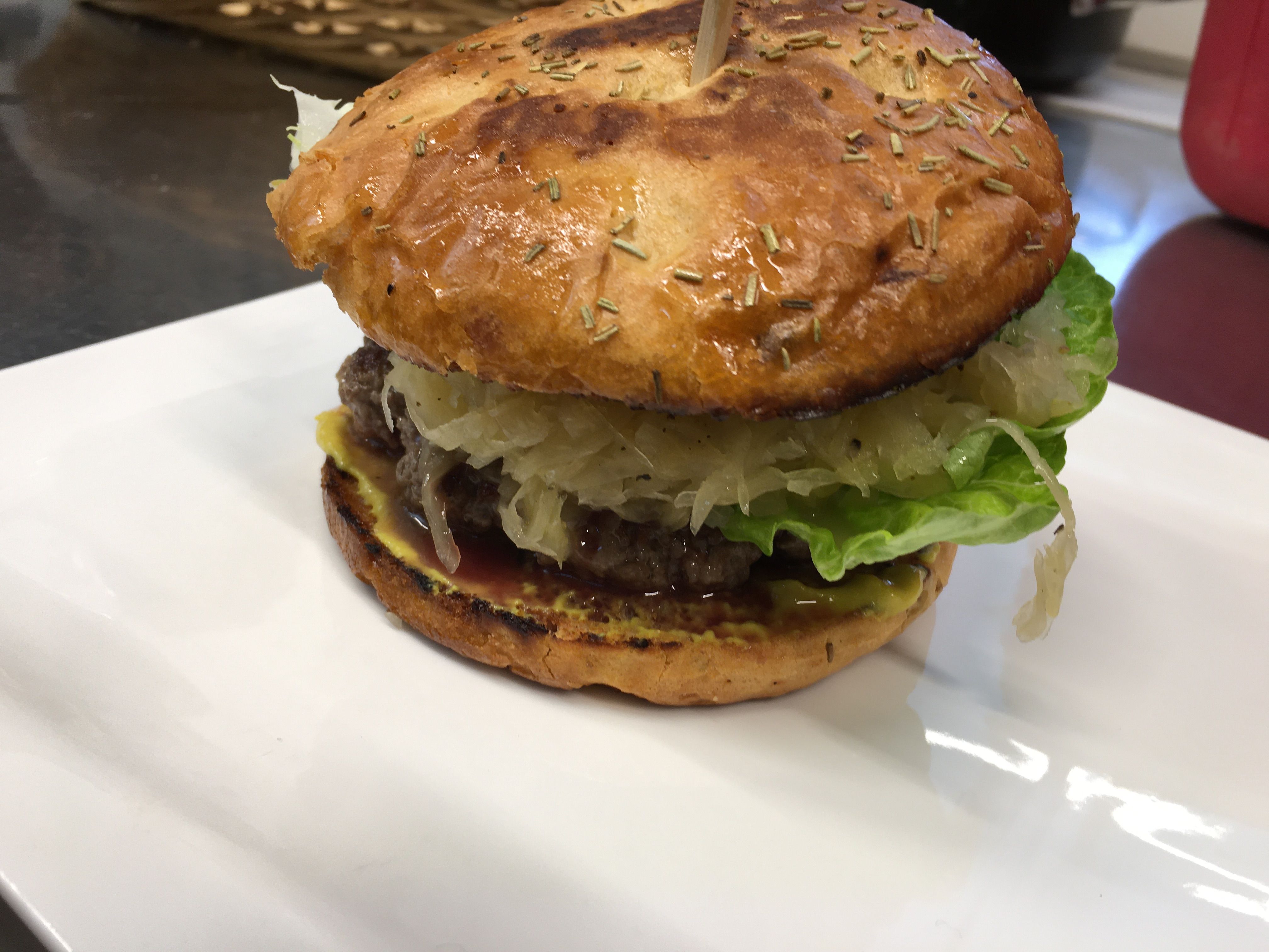 Sauerkraut-Burger mit Ahler Wurst | Rezept aus Rosins Restaurants