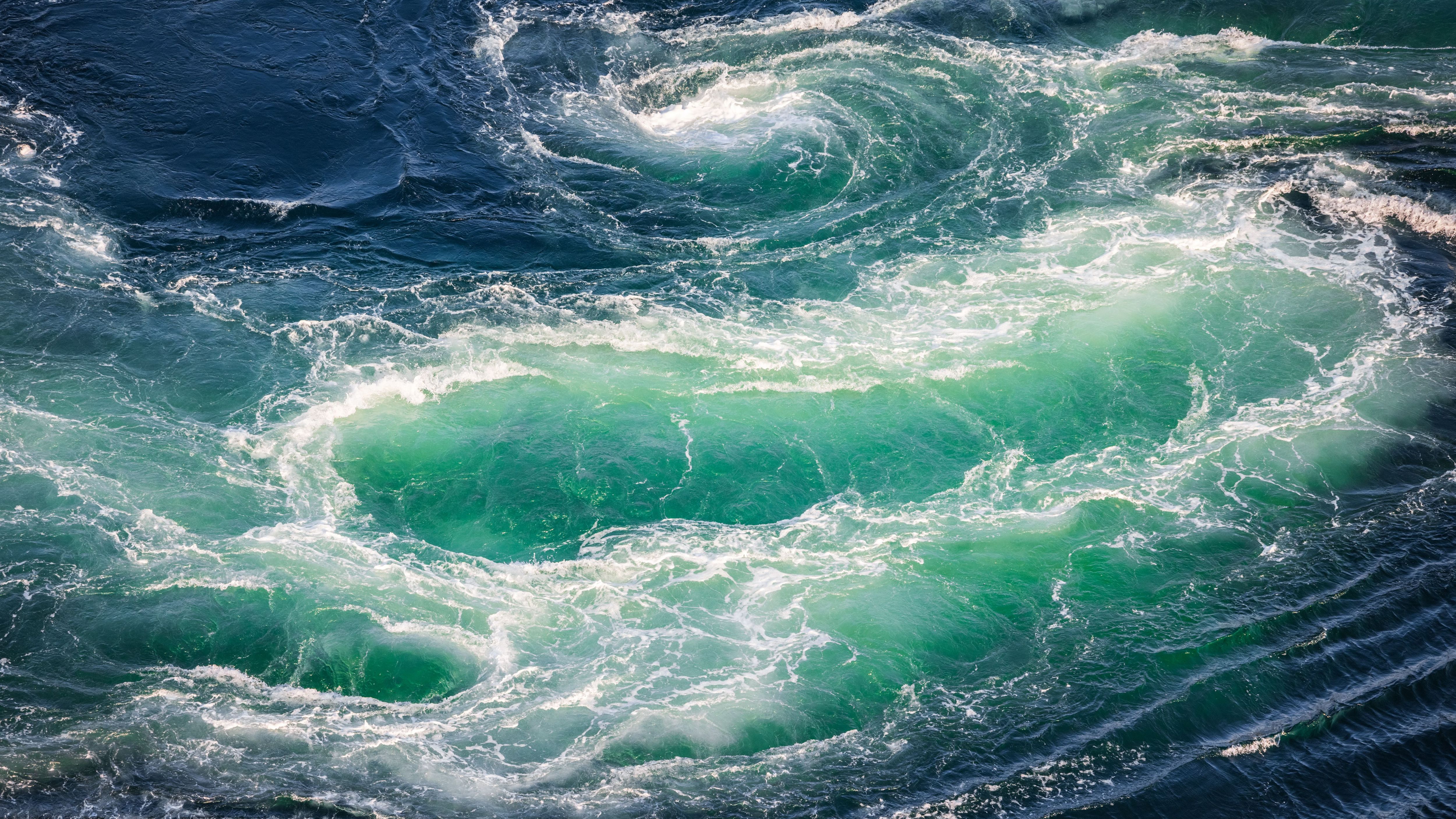 Die Kräfte der Gezeiten lassen in Norwegen den Saltstraumen entstehen. Der Gezeitenstrom setzt sich aus mehreren Wasserwirbeln zusammen.