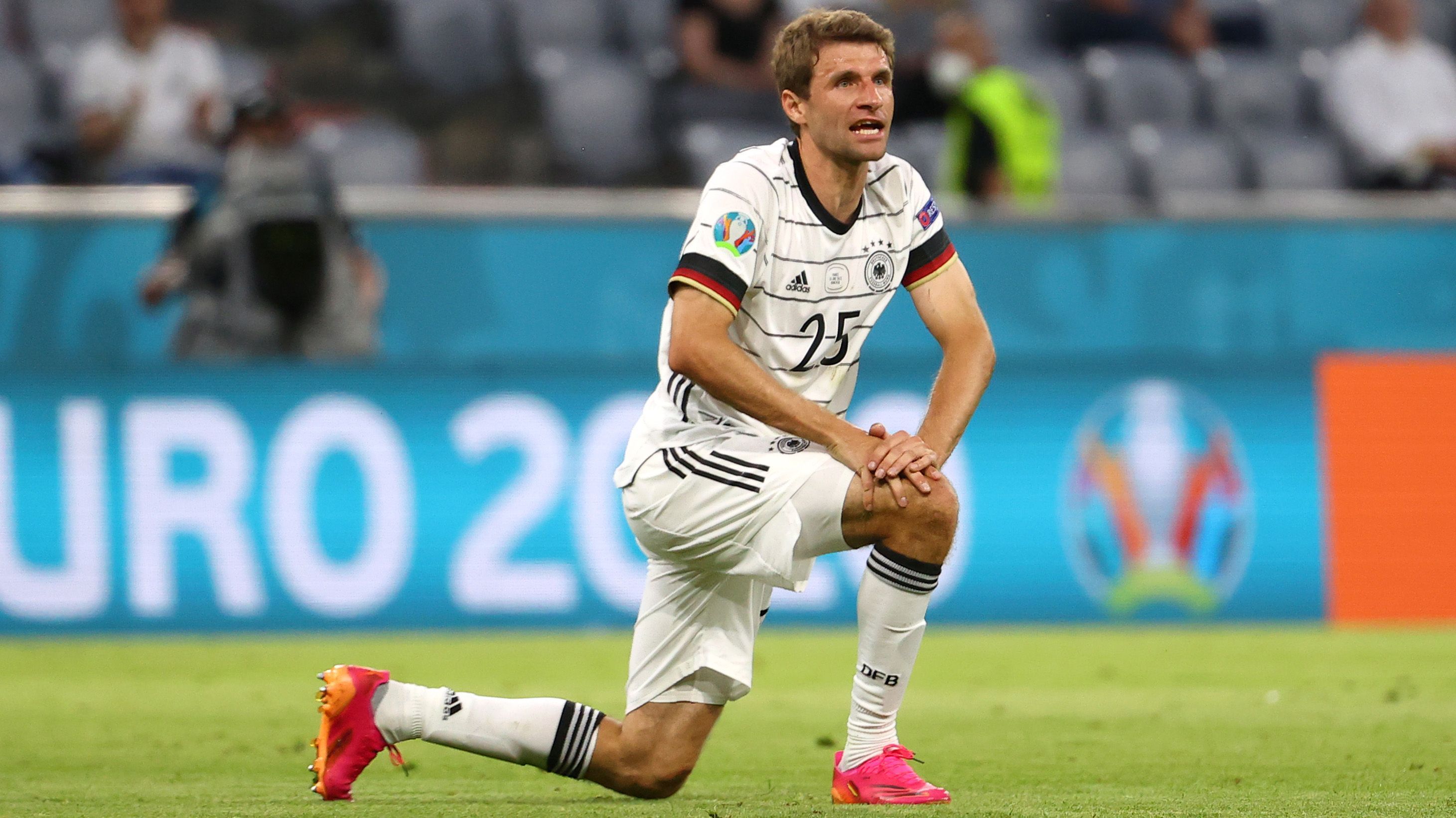 
                <strong>Zentrales Mittelfeld: Thomas Müller</strong><br>
                Thomas Müller ist und bleibt der Leader auf dem Platz. Auch er konnte dem Spiel gegen Frankreich nicht seinen Stempel aufdrücken. Ein vertikaleres Spiel mit schnellem Aufbau und temporeichen Flügelspielern würde ihm aber möglicherweise auch den nötigen Raum im Zentrum geben.
              