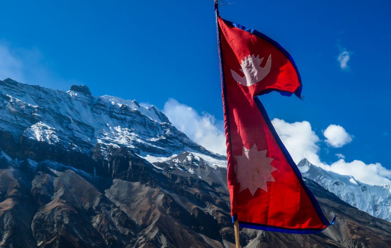 Nepal ist das einzige Land der Welt, das keine rechteckige Flagge besitzt. Die Fahne besteht aus zwei zusammengesetzten Dreiecken, dessen Kanten an die Gipfel des Himalaja erinnern sollen.