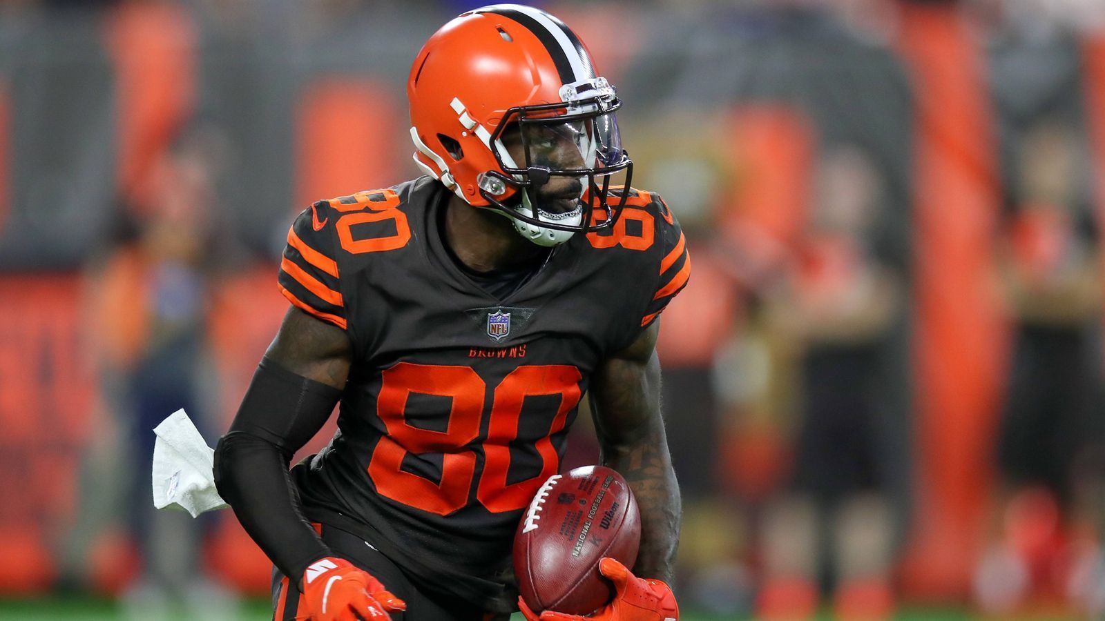 
                <strong>Week 5: Catch-Rekord von Jarvis Landry</strong><br>
                Die Cleveland Browns haben einen vergleichsweise starken Saisonauftakt hingelegt. Das liegt unter anderem an Top-Neuzugang Jarvis Landry, der in Week 5 einen Catch-Rekord von Cardinals-Legende Larry Fitzgerald brechen konnte. In seinen ersten fünf NFL-Jahren fing Landry insgesamt 429 Pässe und hat somit Fitzgeralds Marke von 426 Catches übertrumpft. Dabei hat Landry noch 11 weitere Saison-Spiele vor sich. Gegen die Baltimore Ravens sorgte Landry für 69 Yards bei fünf Catches. 
              