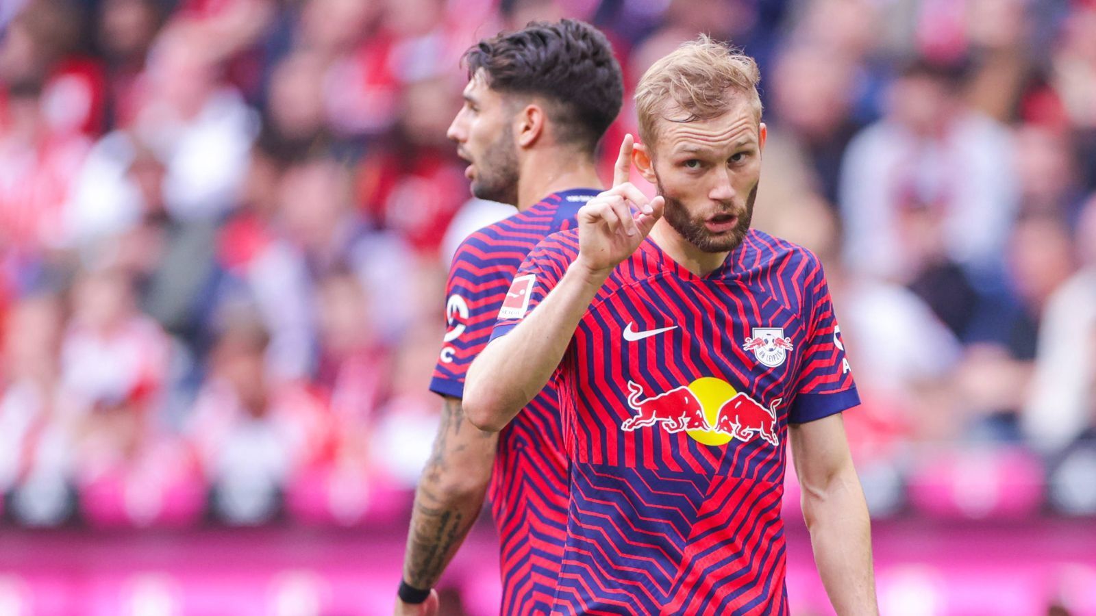 
                <strong>Konrad Laimer (RB Leipzig)</strong><br>
                Der Österreicher agiert in der ersten Halbzeit unauffällig und liefert kaum Argumente, warum (und wo) er nächste Saison beim FC Bayern spielen soll. Das wird nach der Pause anders, da Laimer präsenter ist und den Gegenstoß vor dem 1:1 erst einläutet und dann den Abpraller selbst einschießt (65.). Danach noch mit einem Distanzschuss deutlich übers Tor (83.). ran-Note: 3
              